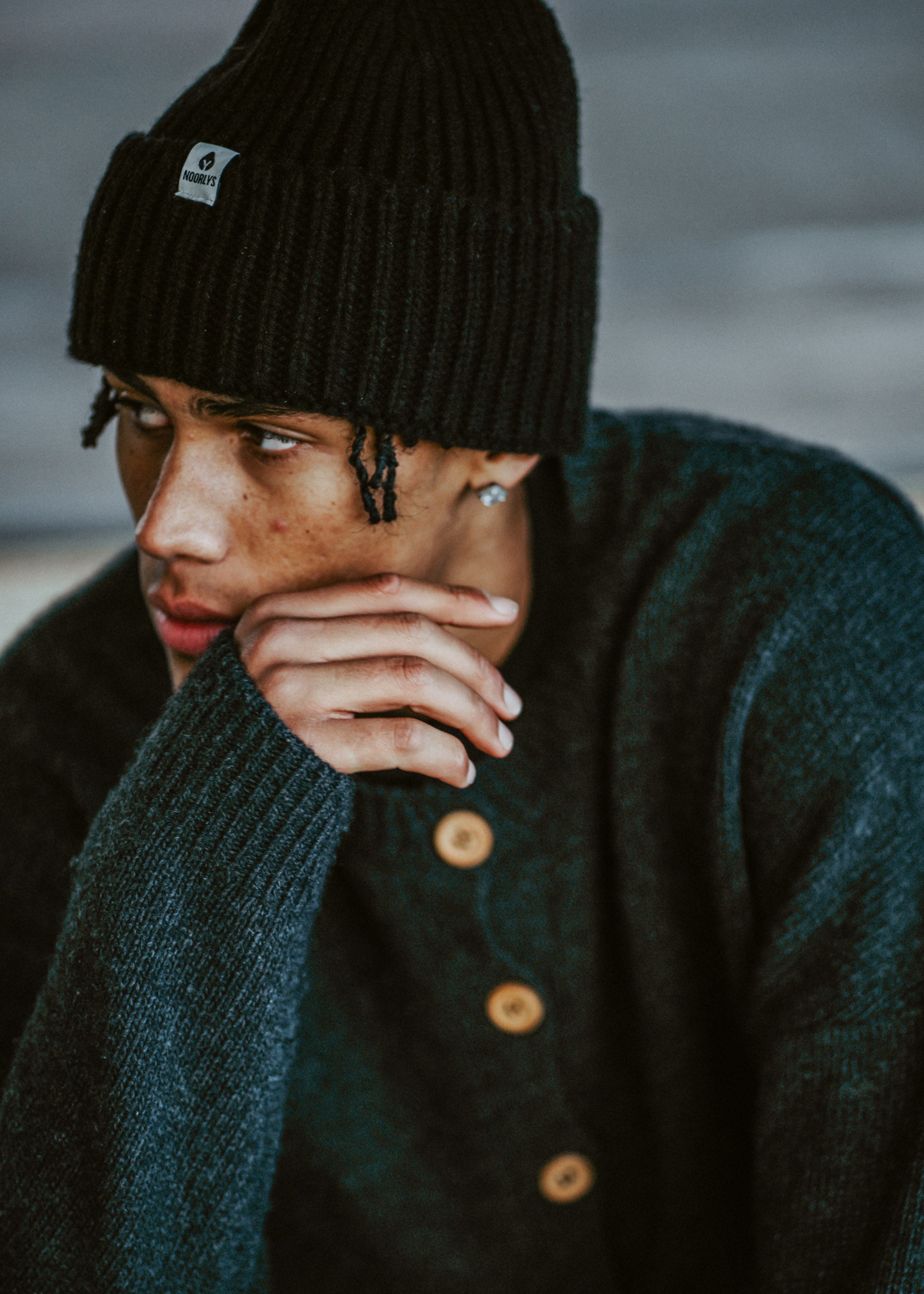 Unser Model CJ ist <strong>187 cm</strong> groß und trägt <strong>Größe L</strong>.#