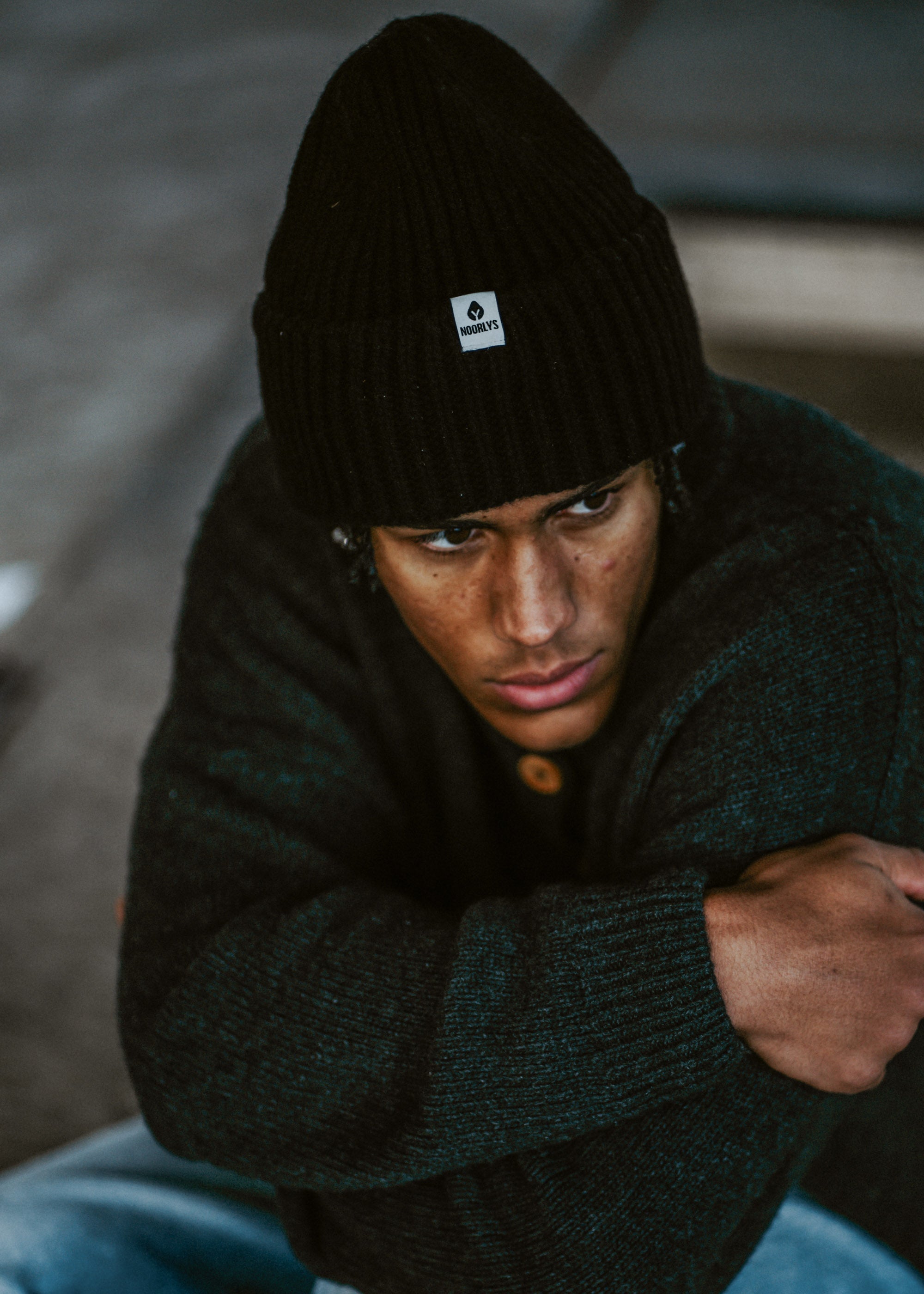 Unser Model CJ ist <strong>187 cm</strong> groß und trägt <strong>Größe L</strong>.#