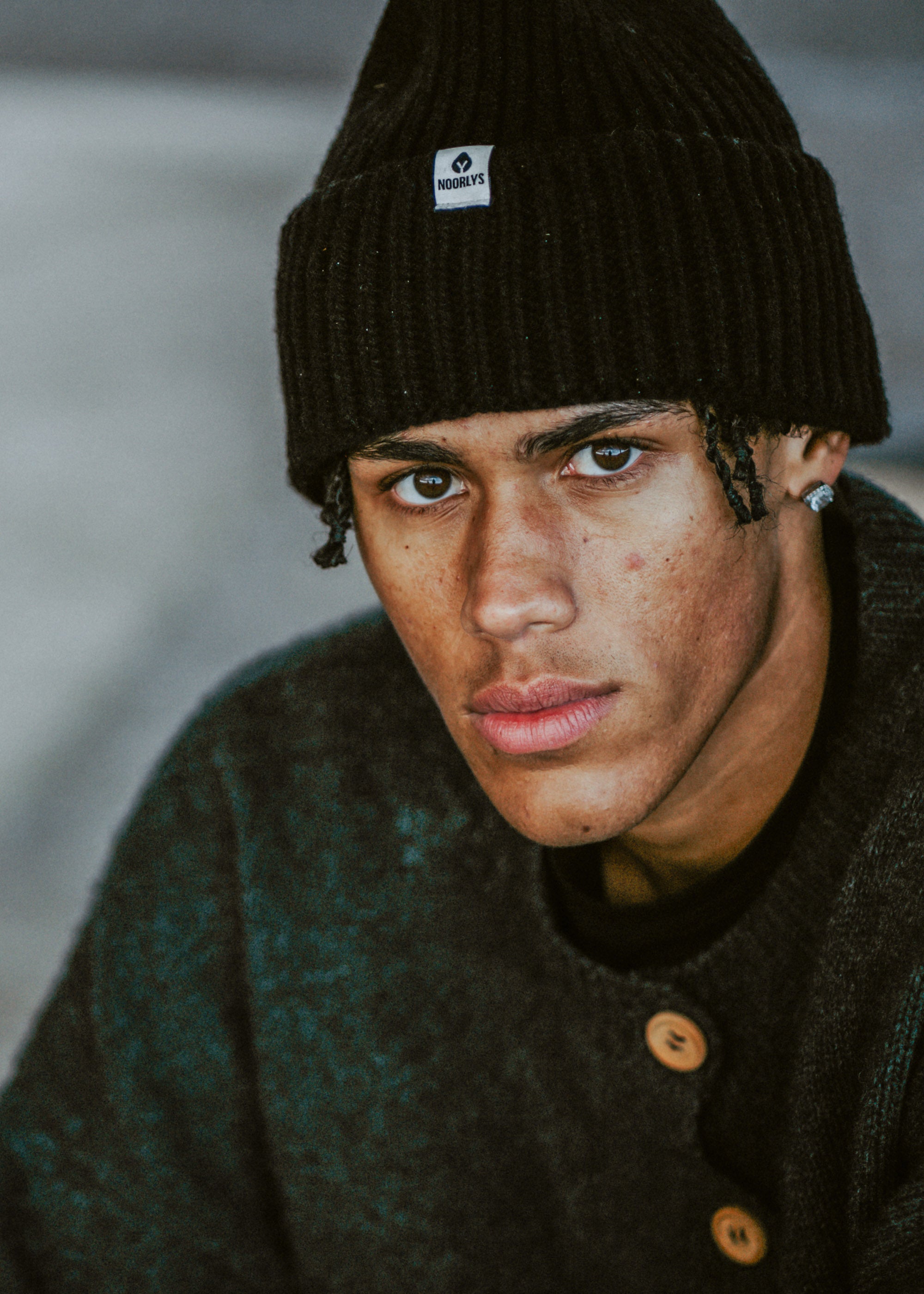 Unser Model CJ ist <strong>187 cm</strong> groß und trägt <strong>Größe L</strong>.#