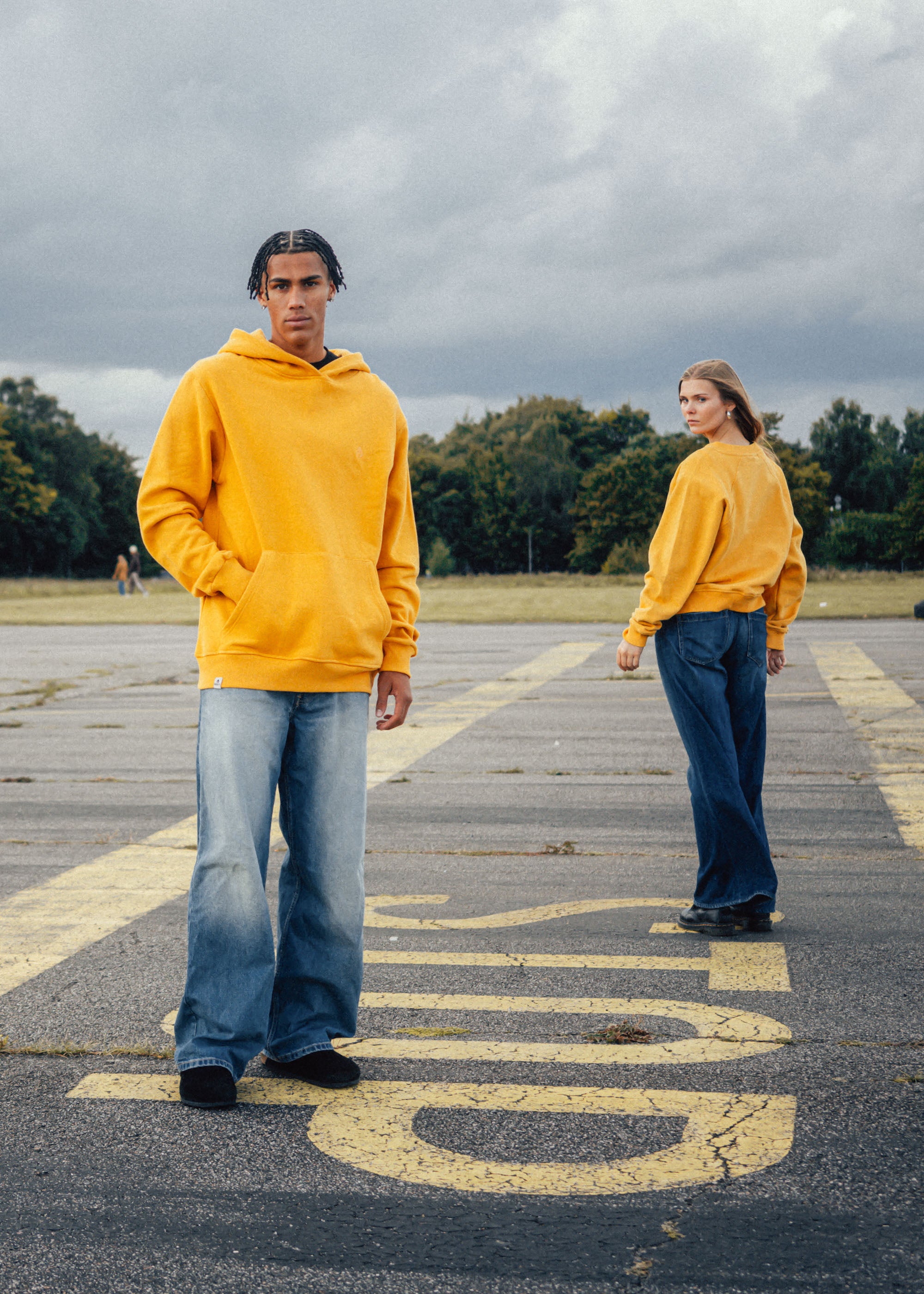 Unser Model CJ ist <strong>187 cm</strong> groß und trägt <strong>Größe L</strong>.#