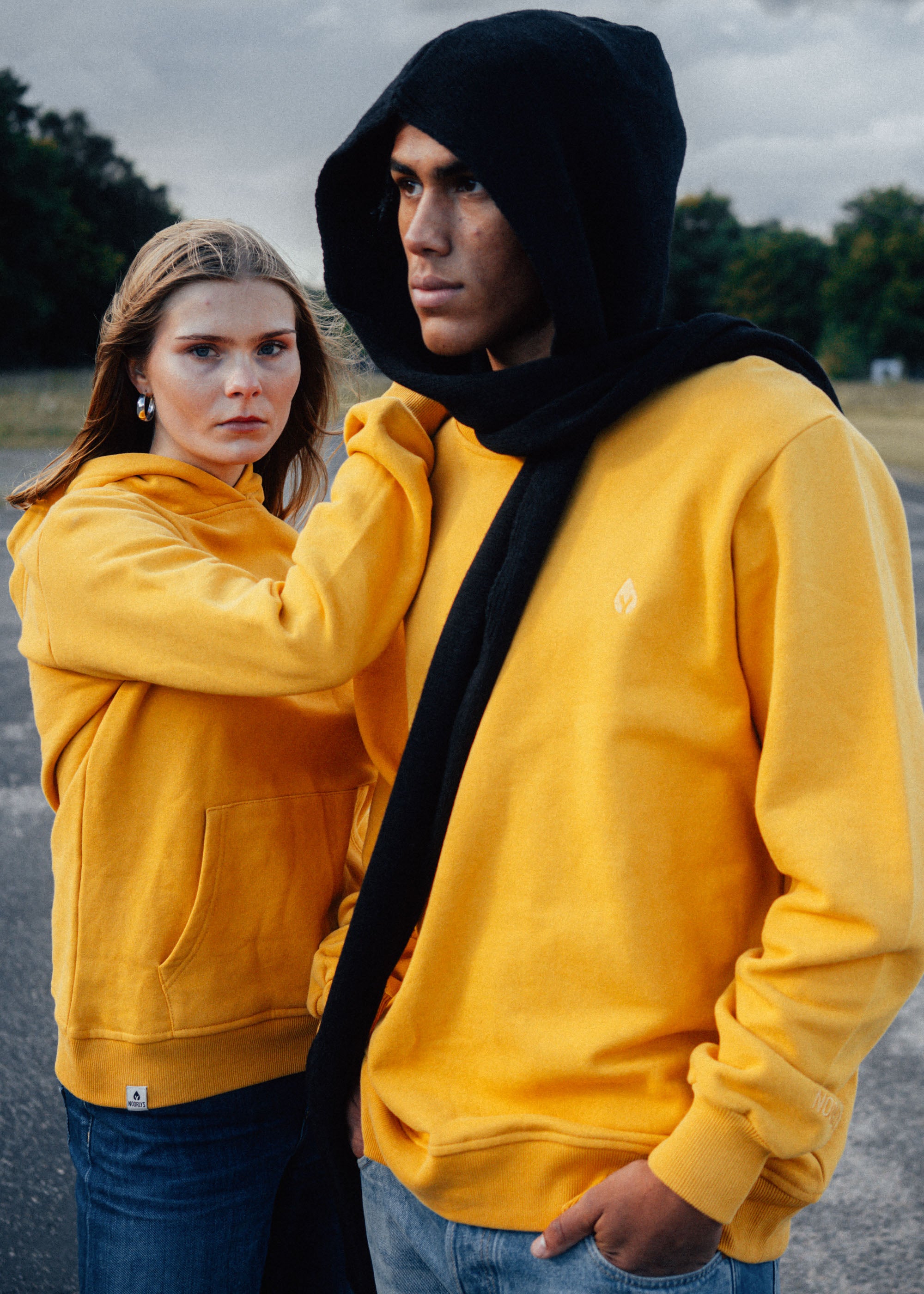 Unser Model CJ ist <strong>187 cm</strong> groß und trägt <strong>Größe L</strong>.#