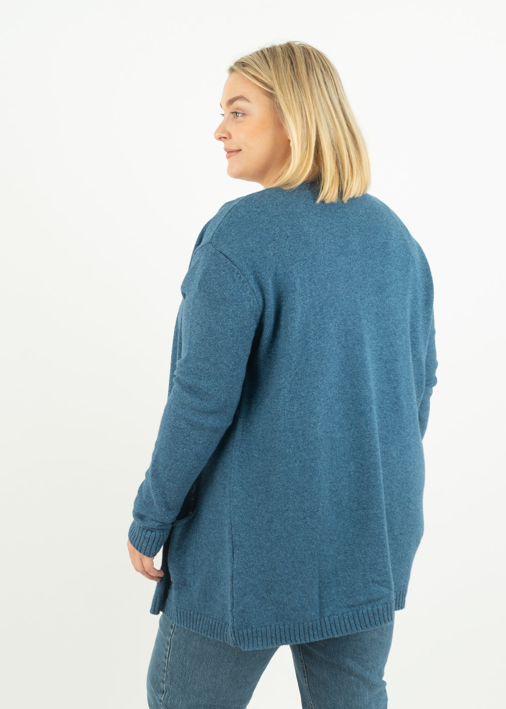 Unser Model Anna ist <strong>176 cm</strong> groß und trägt <strong>Größe 2XL</strong>.#