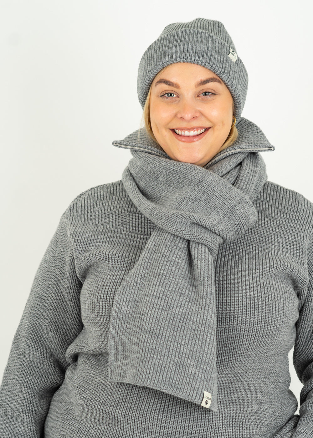 Unser Model Anna ist <strong>176 cm</strong> groß und trägt <strong>Größe 2XL</strong>.#