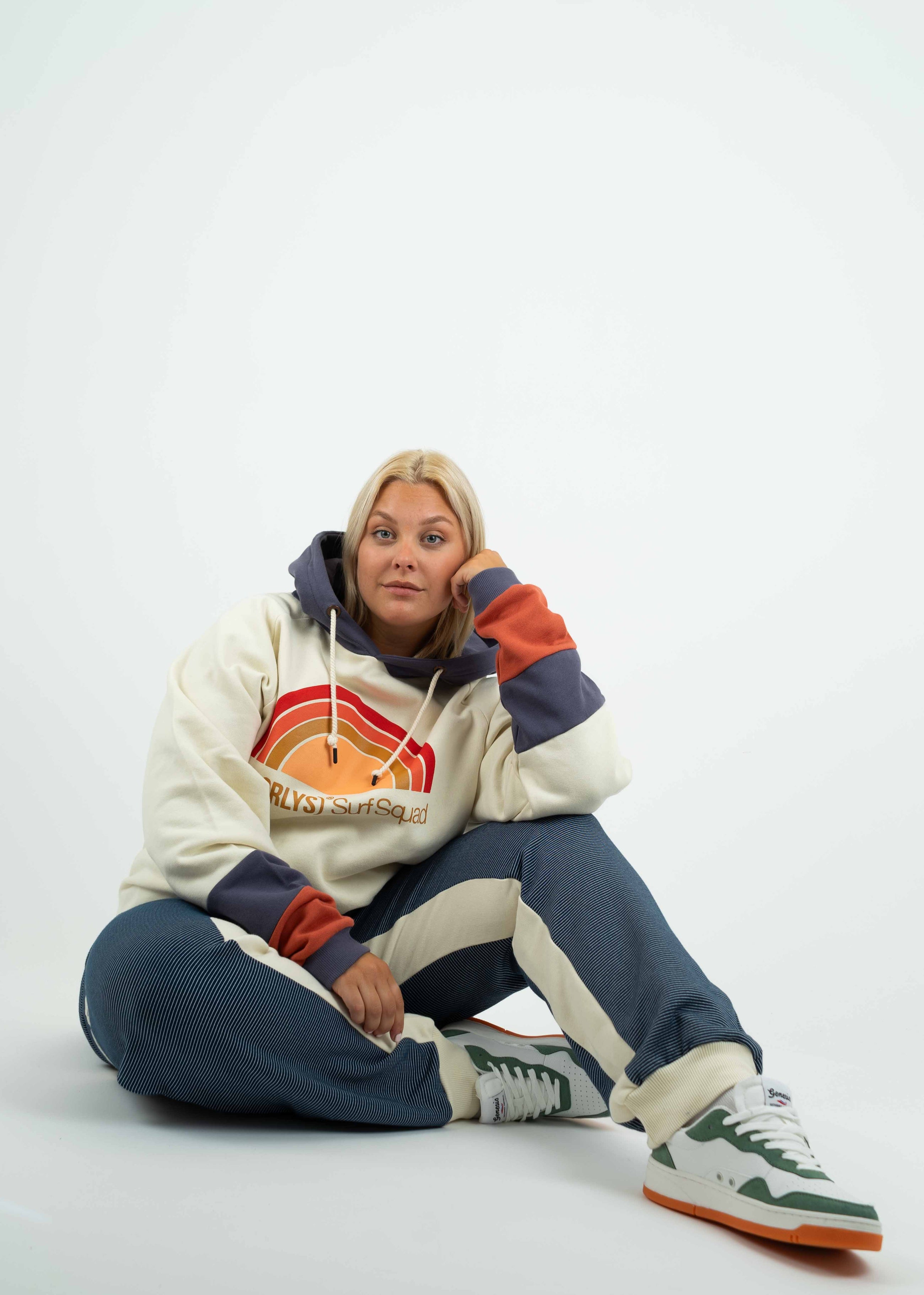 Unser Model Anna ist <strong>176 cm</strong> groß und trägt <strong>Größe 4XL</strong>.#