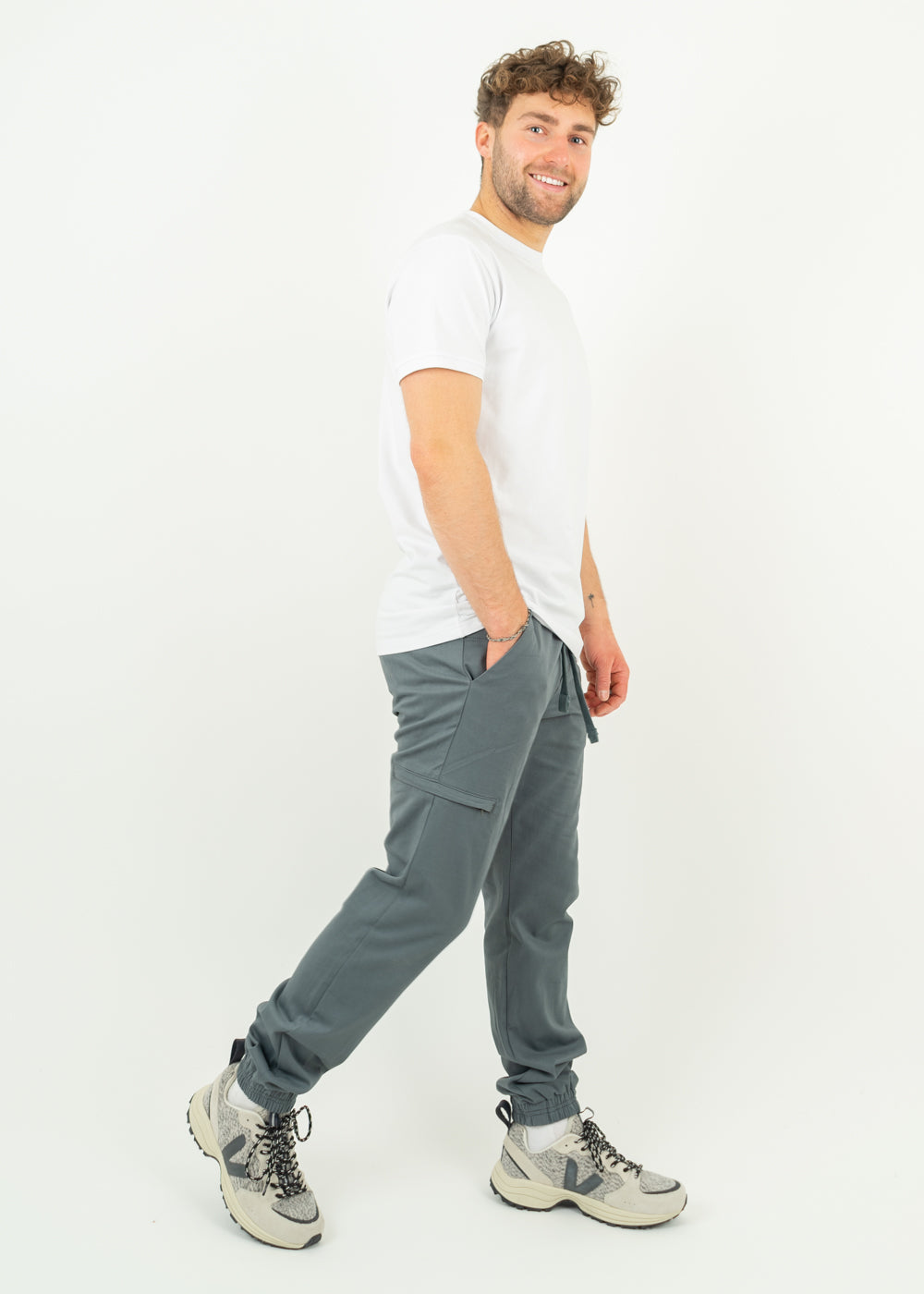 Unser Model Henry ist <strong>178 cm</strong> groß und trägt <strong>Größe S</strong>.#