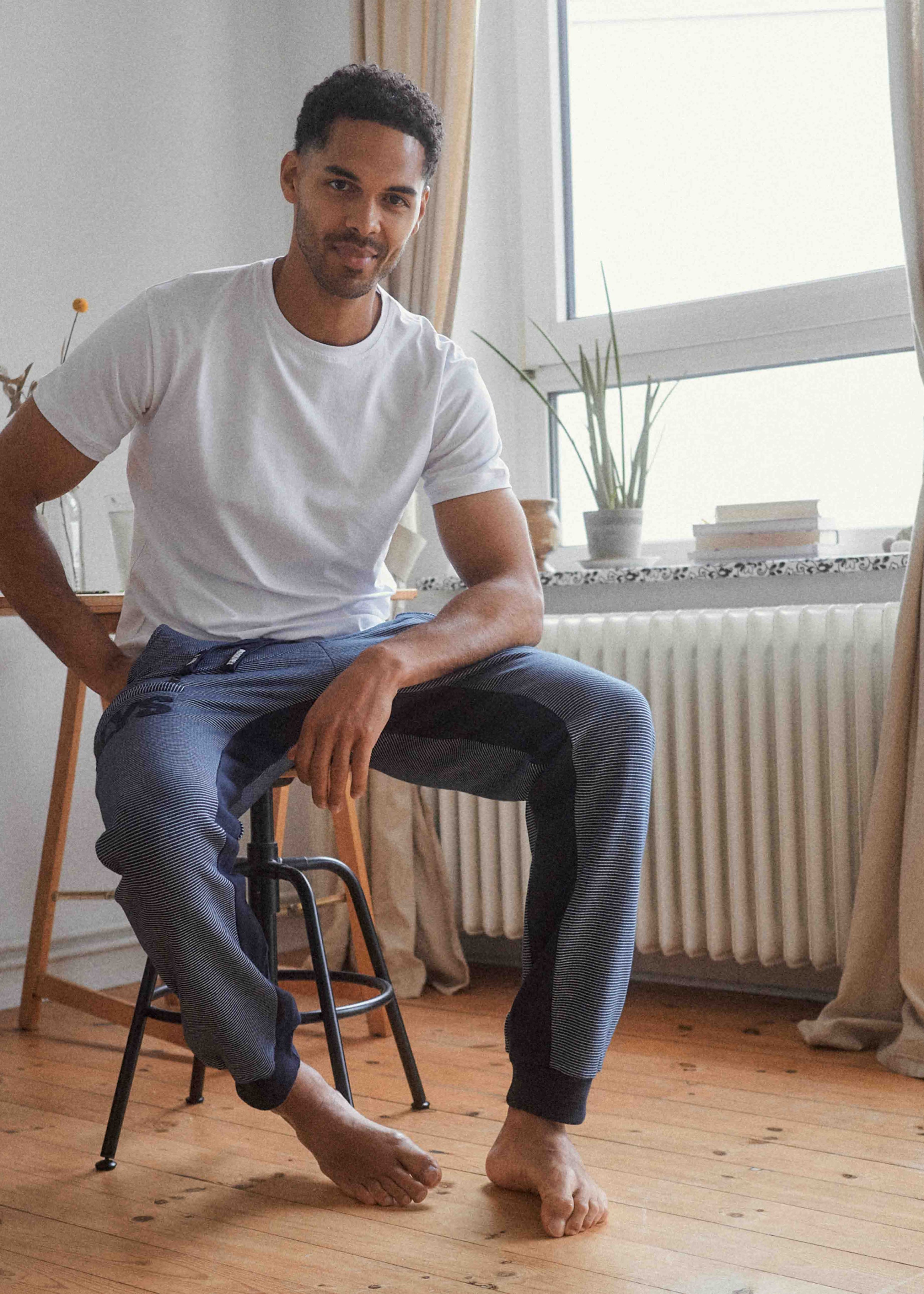 Unser Model Leroy ist <strong>192 cm</strong> groß und trägt <strong>Größe L</strong>.#