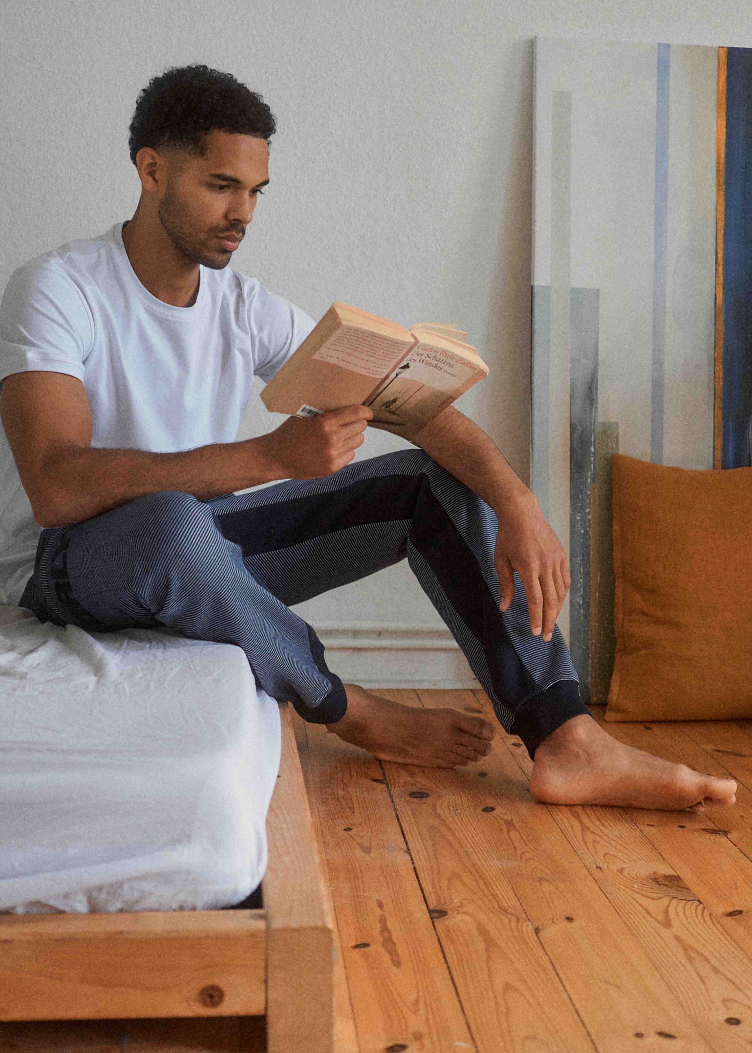 Unser Model Leroy ist <strong>192 cm</strong> groß und trägt <strong>Größe L</strong>.#