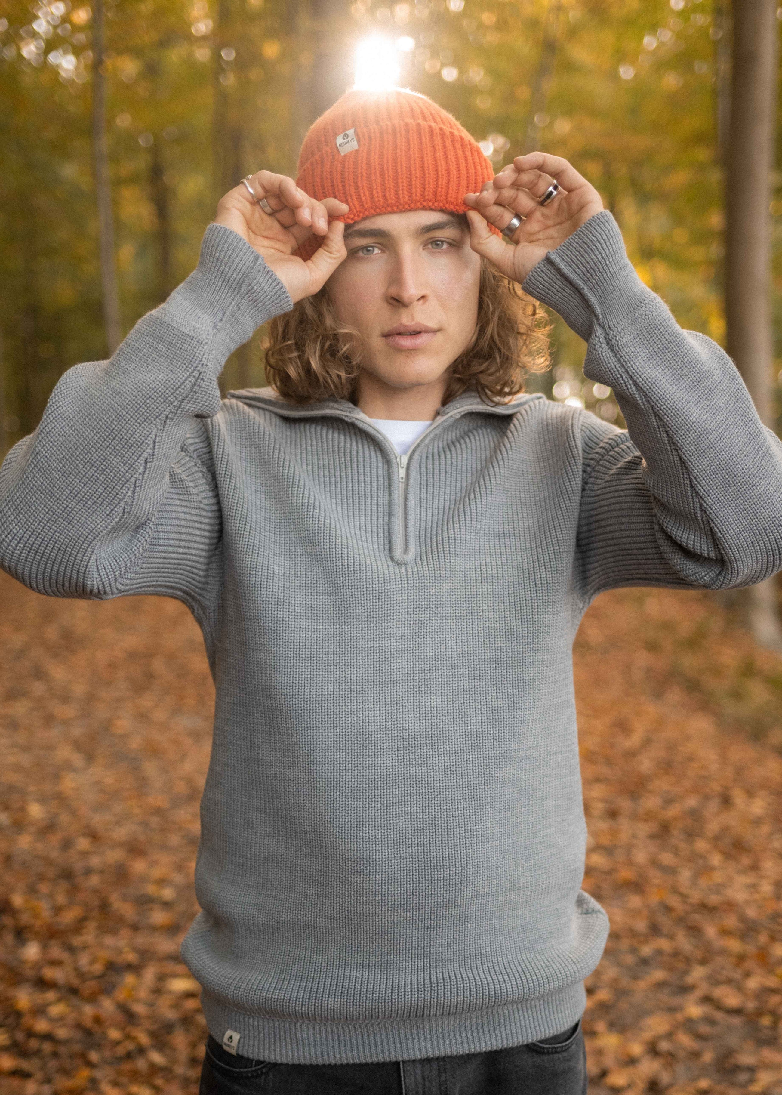 Unser Model Leander ist <strong>194 cm</strong> groß und trägt <strong>Größe XL</strong>.#