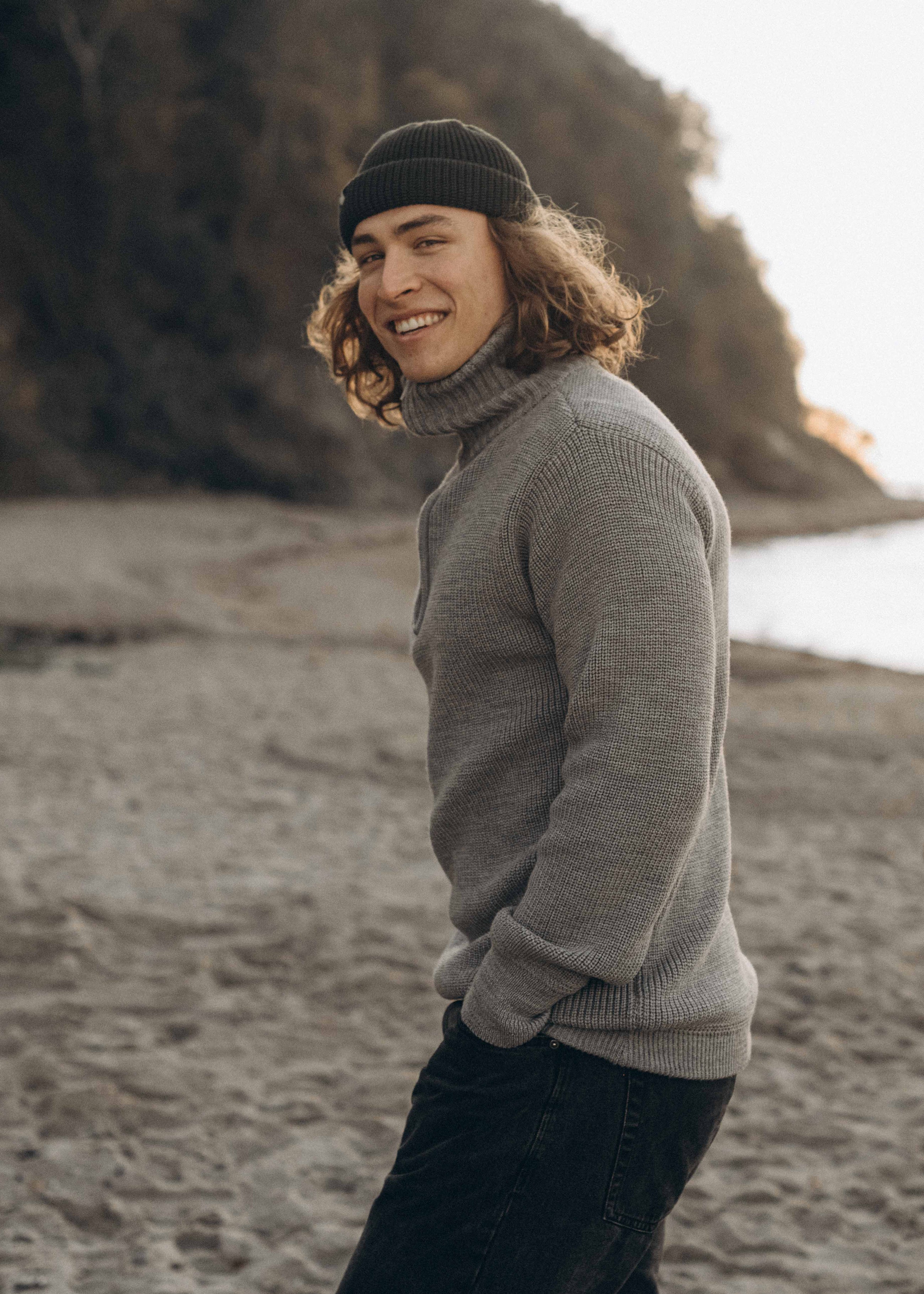 Unser Model Leander ist <strong>194 cm</strong> groß und trägt <strong>Größe XL</strong>.#