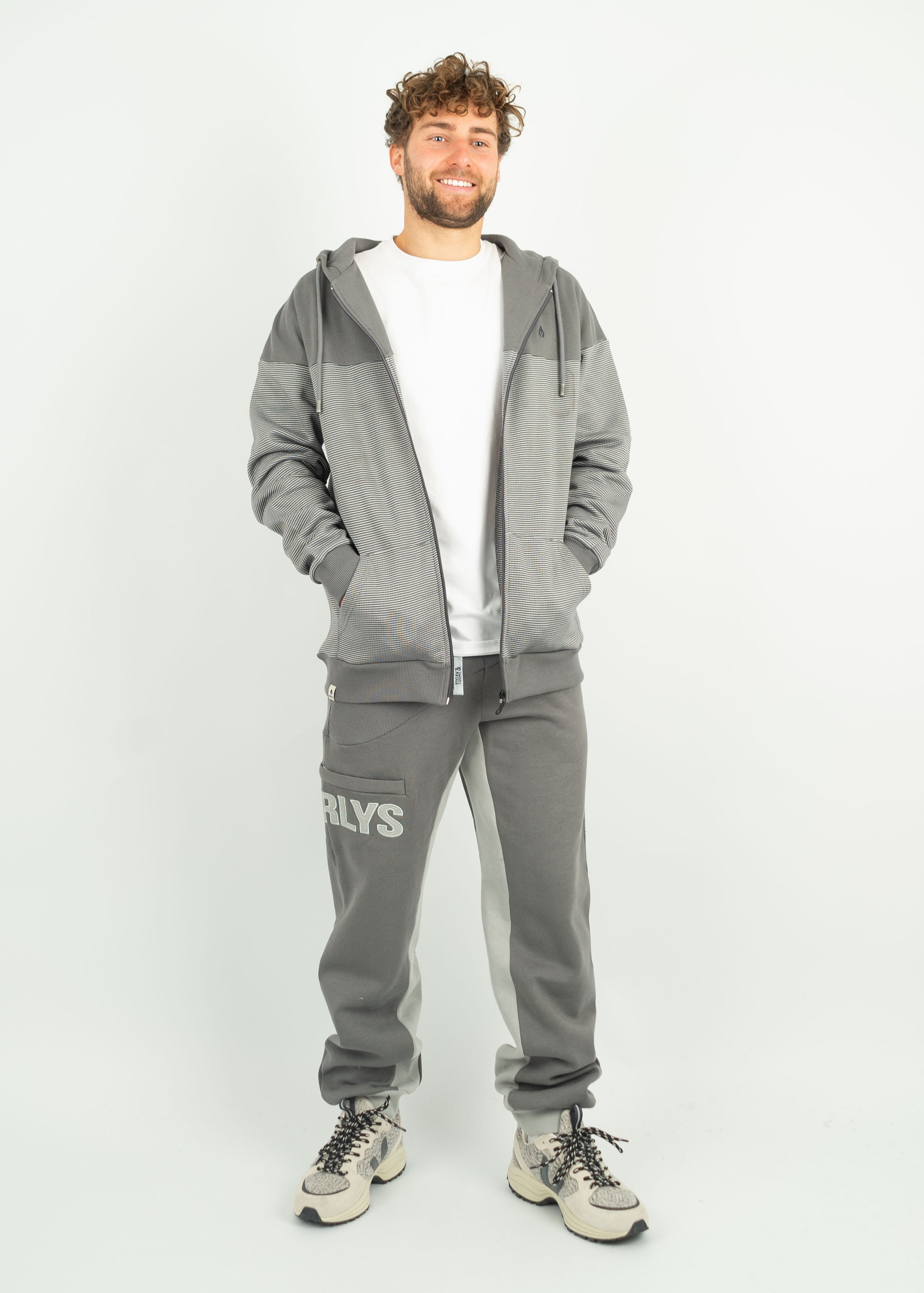 Unser Model Henry ist <strong>178 cm</strong> groß und trägt <strong>Größe L</strong>.#