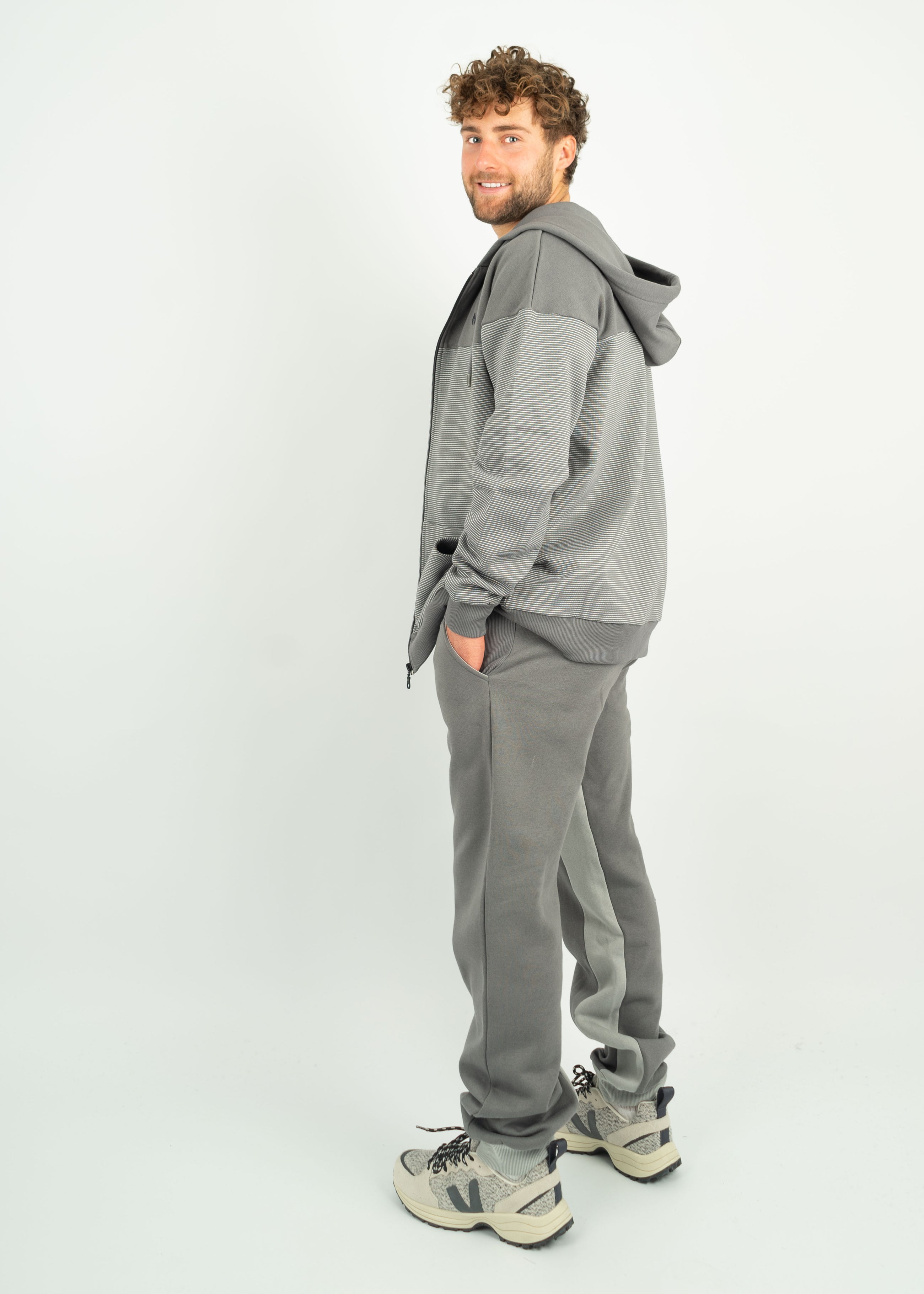 Unser Model Henry ist <strong>178 cm</strong> groß und trägt <strong>Größe L</strong>.#