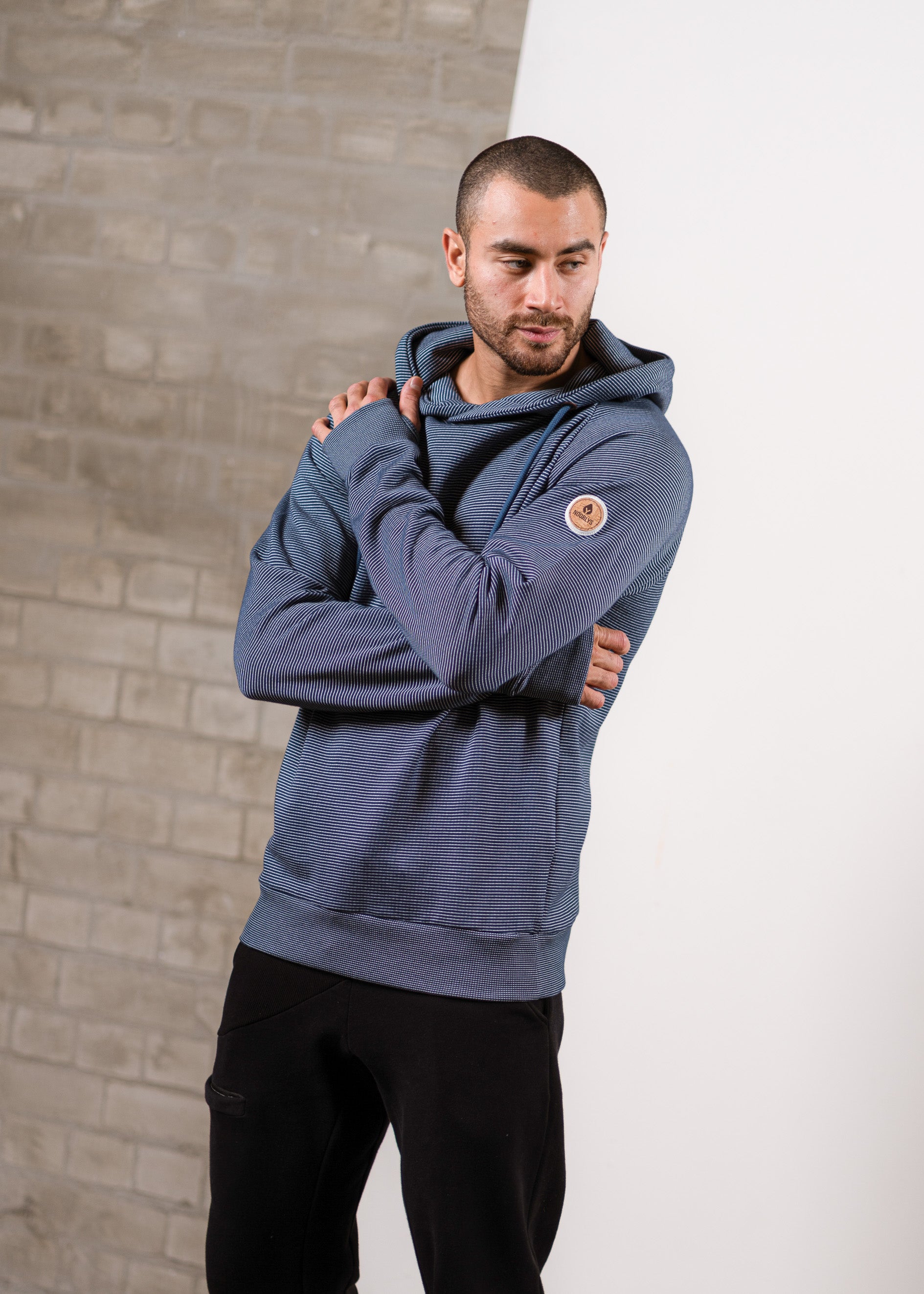 Unser Model Hugo ist <strong>184 cm</strong> groß und trägt <strong>Größe L</strong>.#