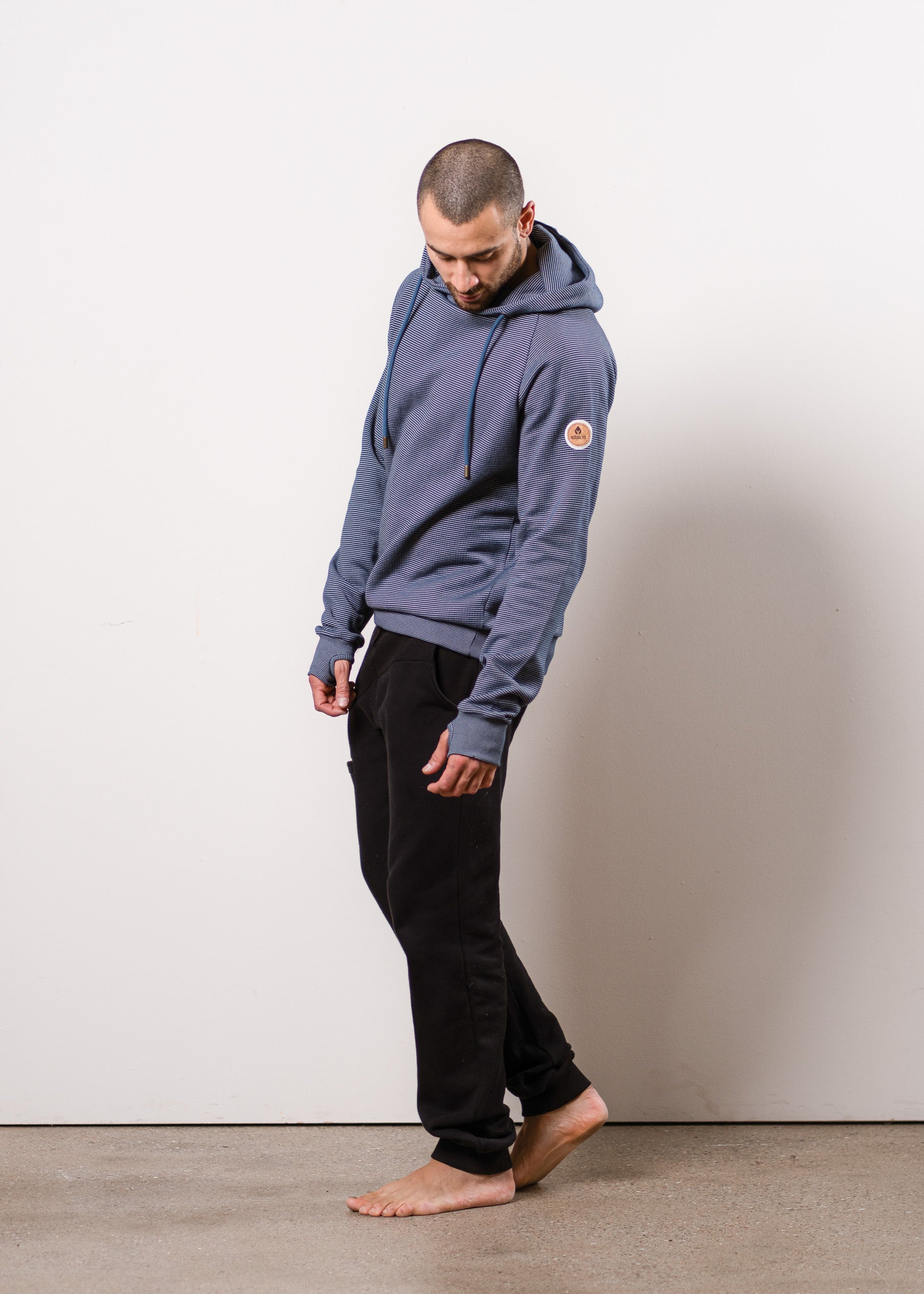 Unser Model Hugo ist <strong>184 cm</strong> groß und trägt <strong>Größe L</strong>.#