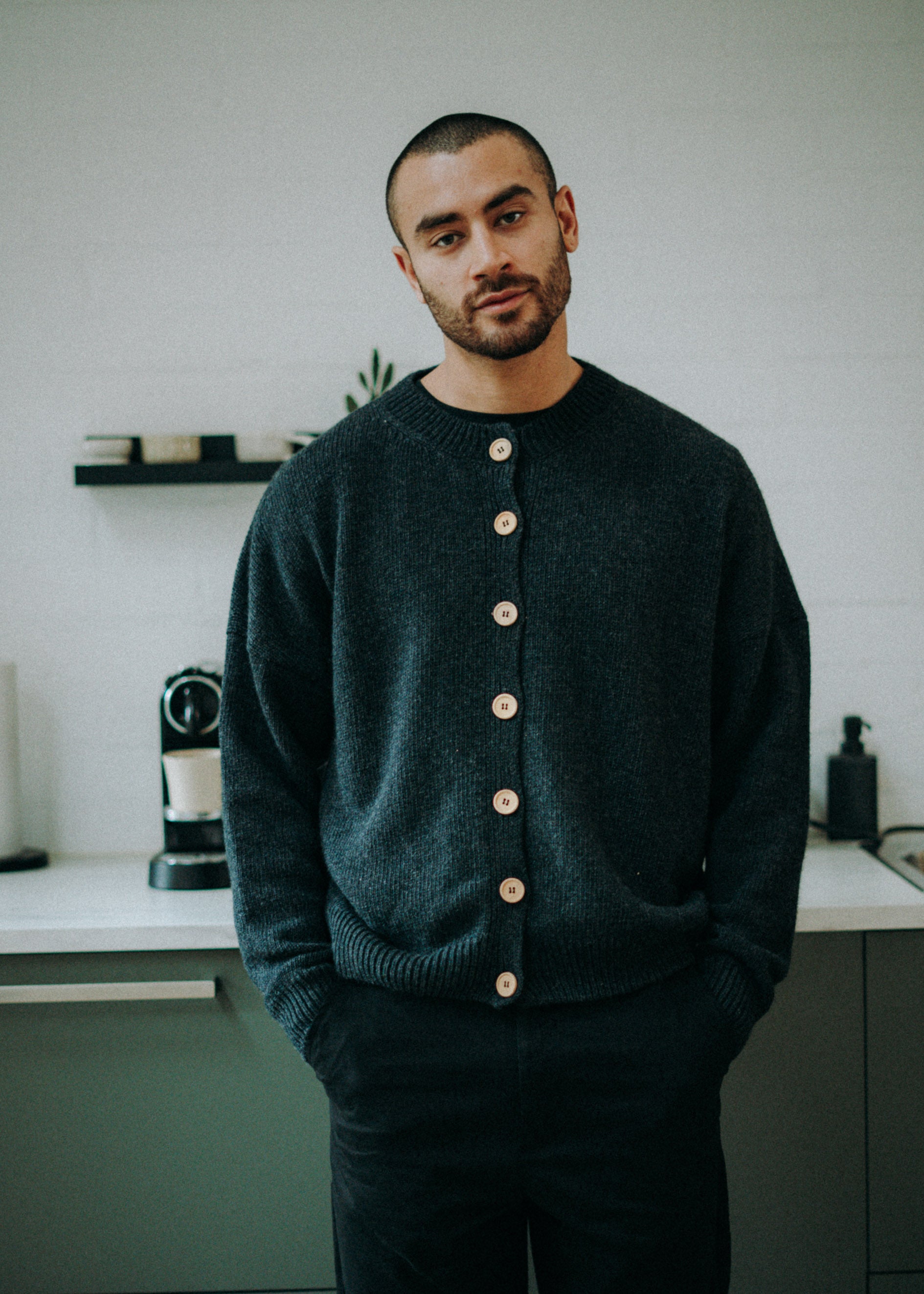 Unser Model Hugo ist <strong>184 cm</strong> groß und trägt <strong>Größe L</strong>.#