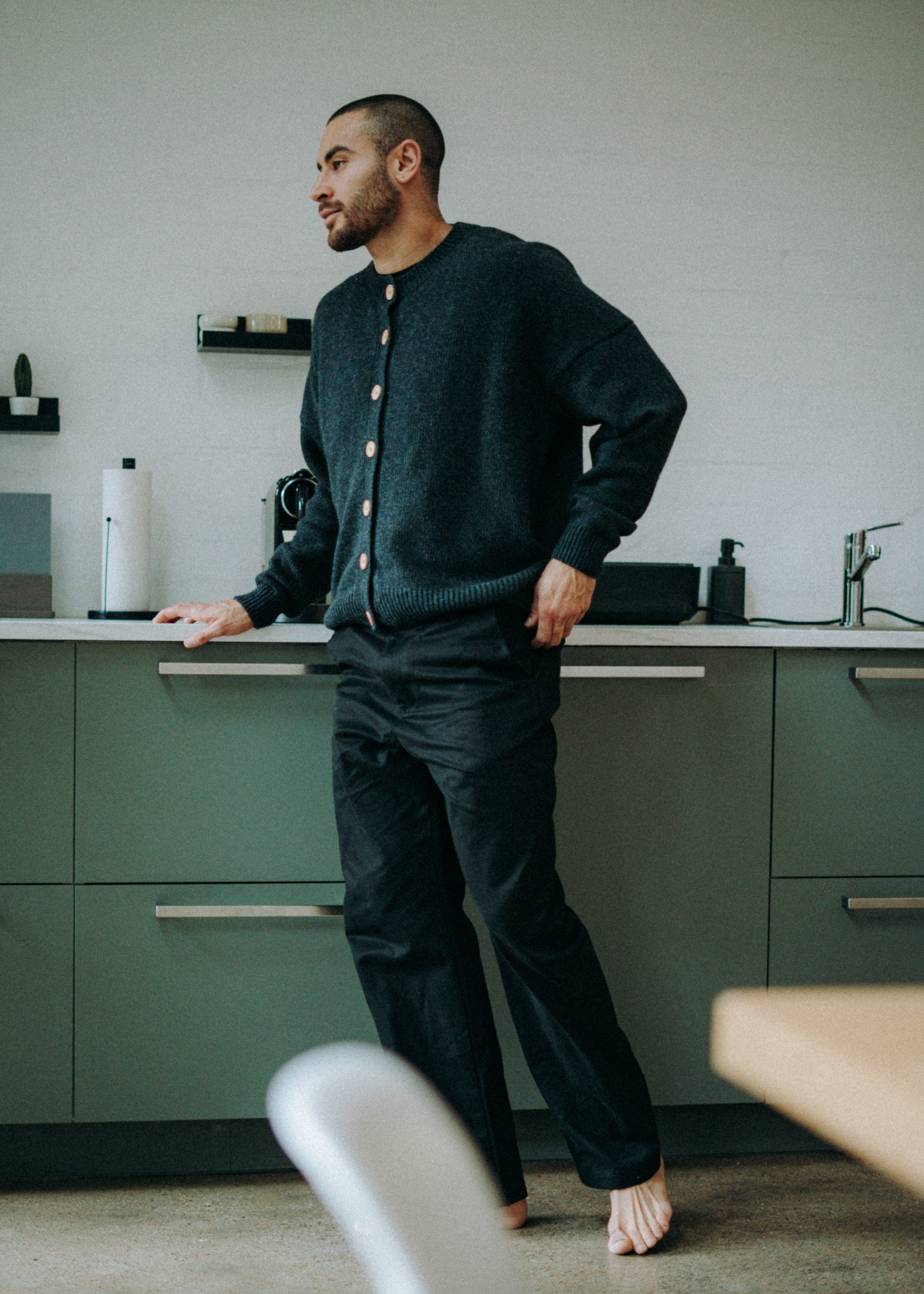 Unser Model Hugo ist <strong>184 cm</strong> groß und trägt <strong>Größe L</strong>.#