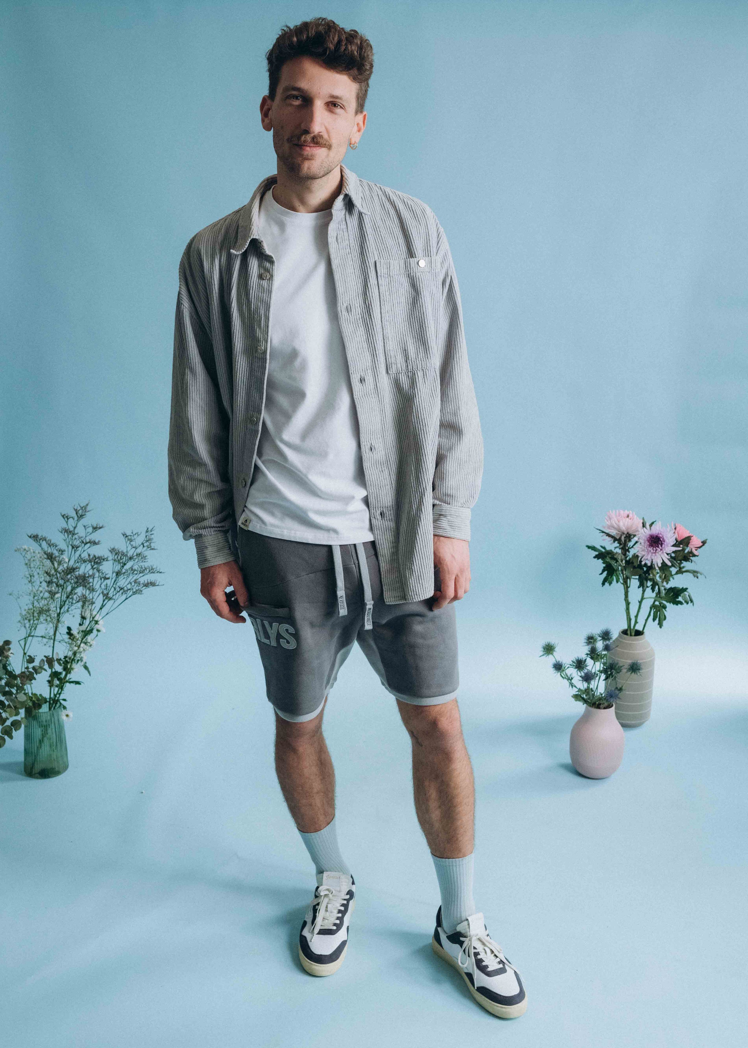 Unser Model Anton ist <strong>193 cm</strong> groß und trägt <strong>Größe L</strong>.#