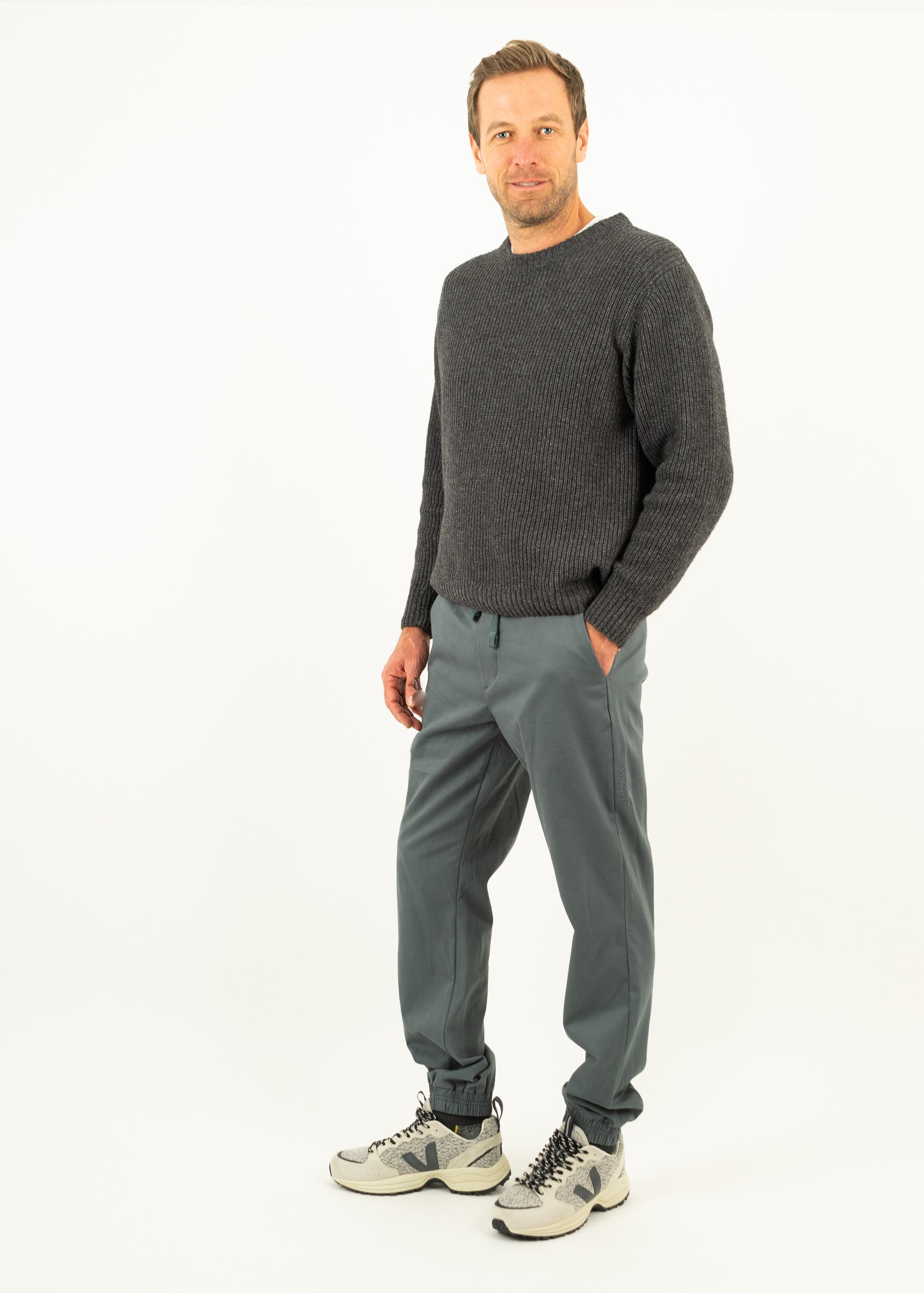 Unser Model Matthias ist <strong>187 cm</strong> groß und trägt <strong>Größe L</strong>.#