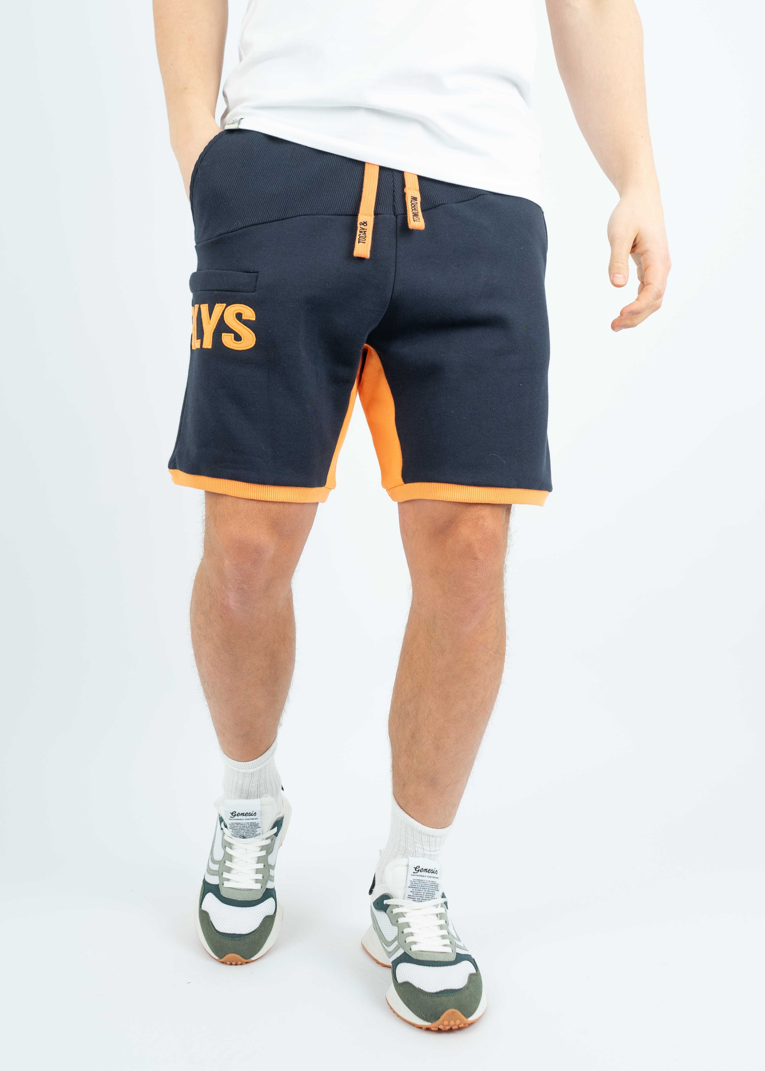 Unser Model Leander ist <strong>194 cm</strong> groß und trägt <strong>Größe XL</strong>.#