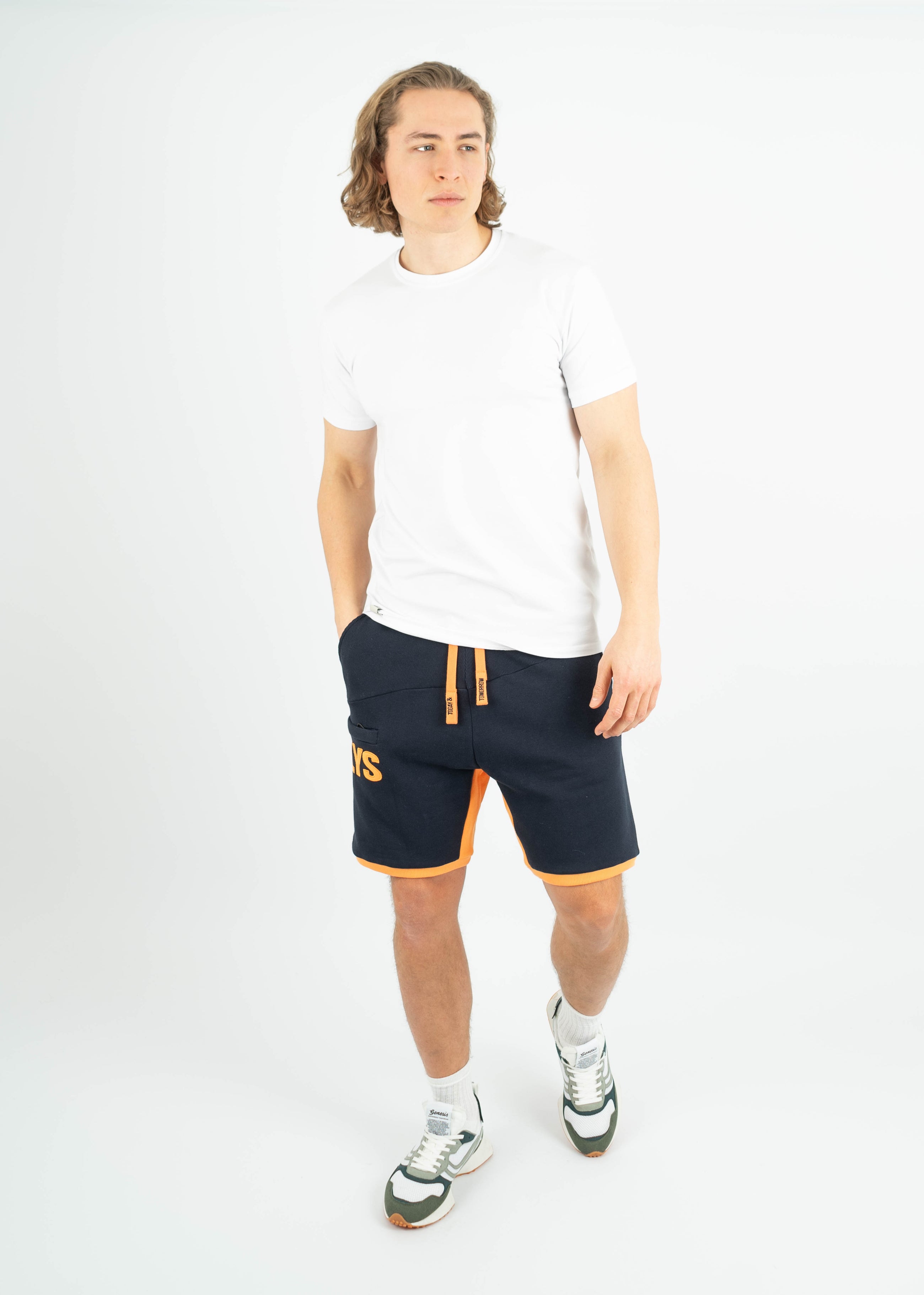 Unser Model Leander ist <strong>194 cm</strong> groß und trägt <strong>Größe XL</strong>.#