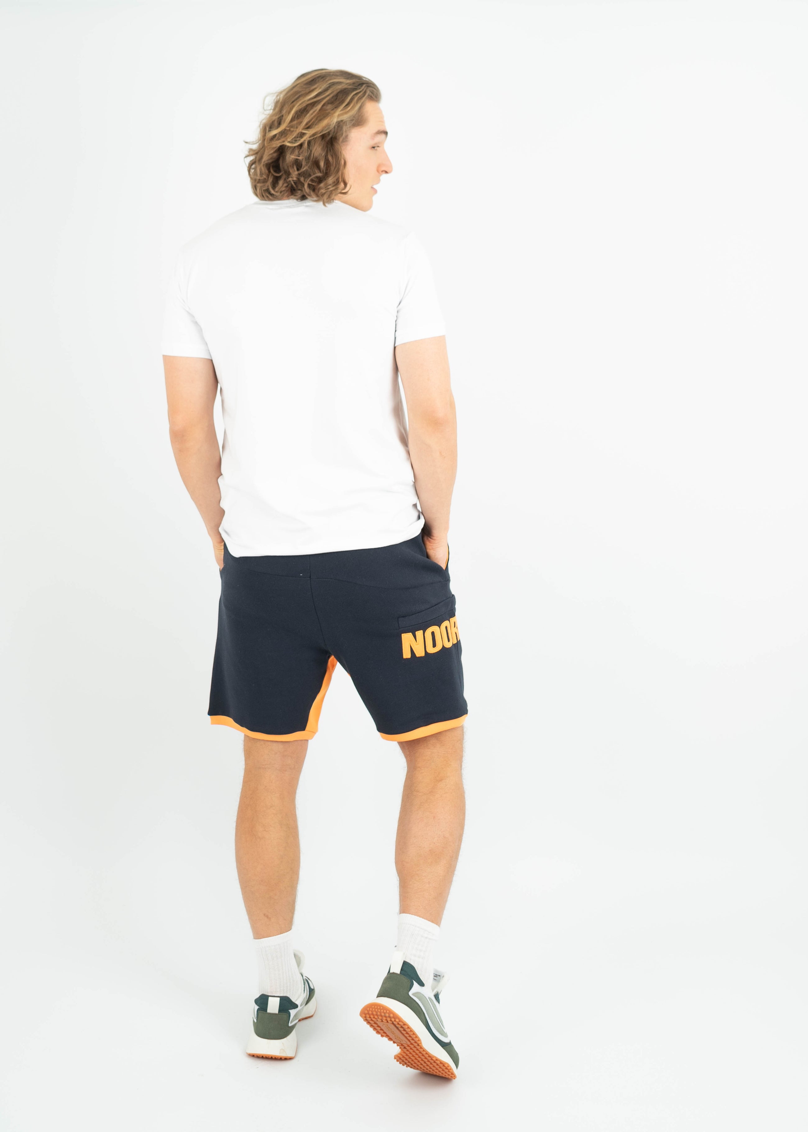 Unser Model Leander ist <strong>194 cm</strong> groß und trägt <strong>Größe XL</strong>.#