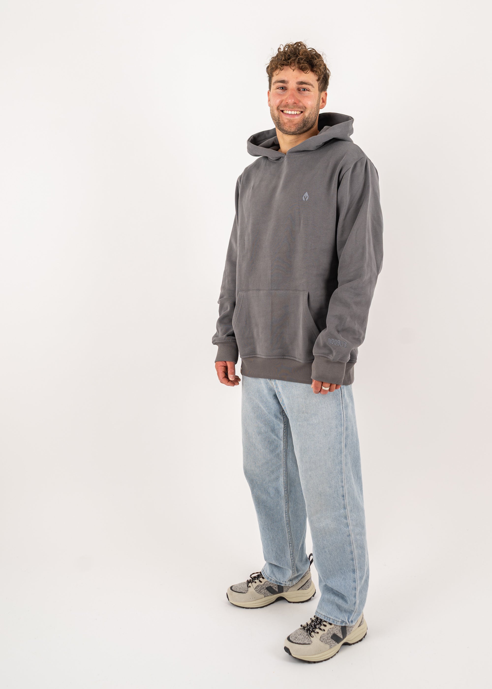Unser Model Henry ist <strong>178 cm</strong> groß und trägt <strong>Größe L</strong>.#