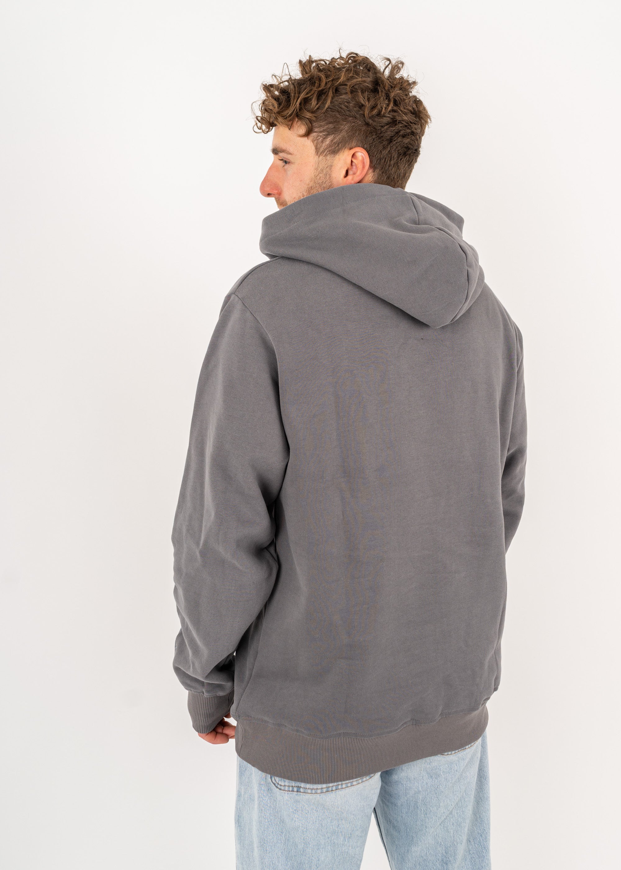 Unser Model Henry ist <strong>178 cm</strong> groß und trägt <strong>Größe L</strong>.#
