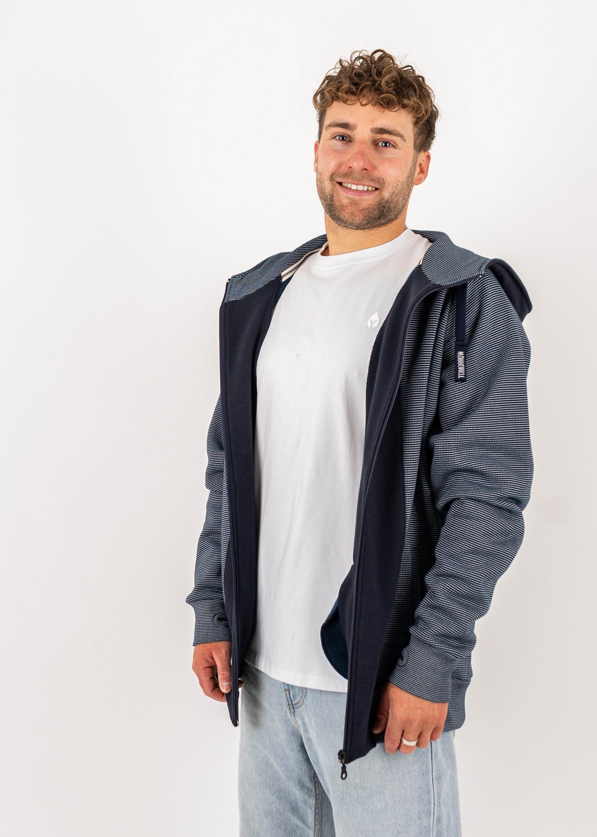 Unser Model Henry ist <strong>178 cm</strong> groß und trägt <strong>Größe L</strong>.#