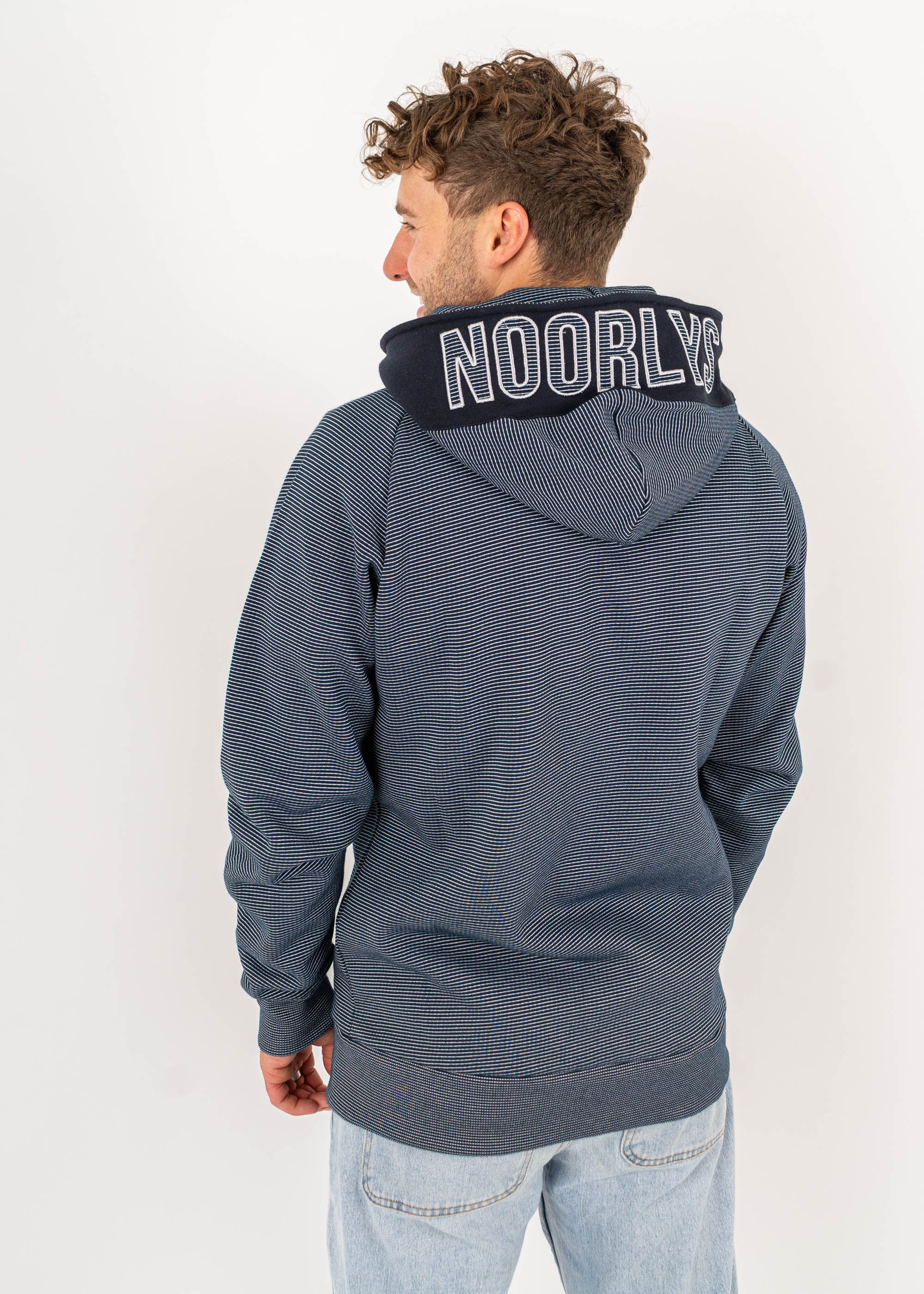 Unser Model Henry ist <strong>178 cm</strong> groß und trägt <strong>Größe L</strong>.#