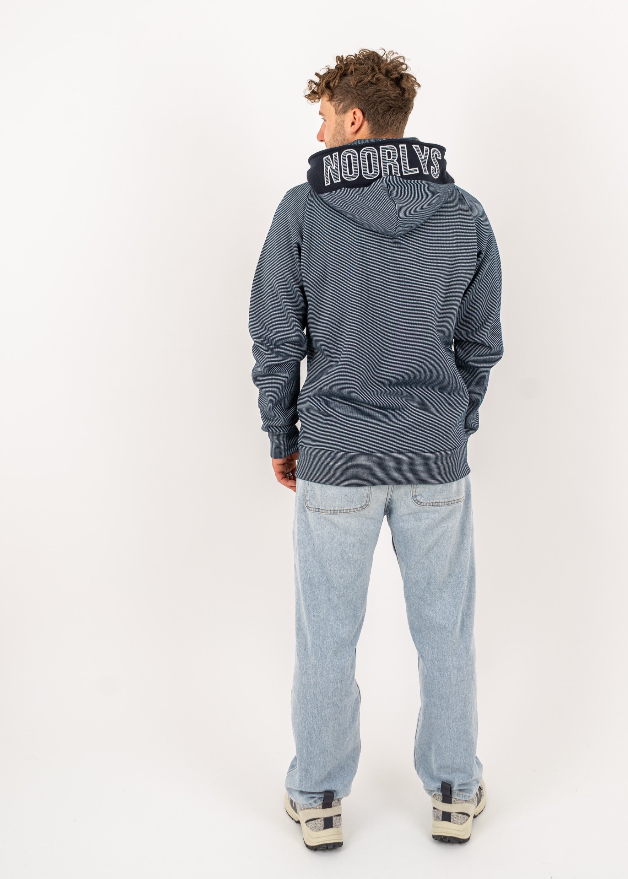 Unser Model Henry ist <strong>178 cm</strong> groß und trägt <strong>Größe L</strong>.#