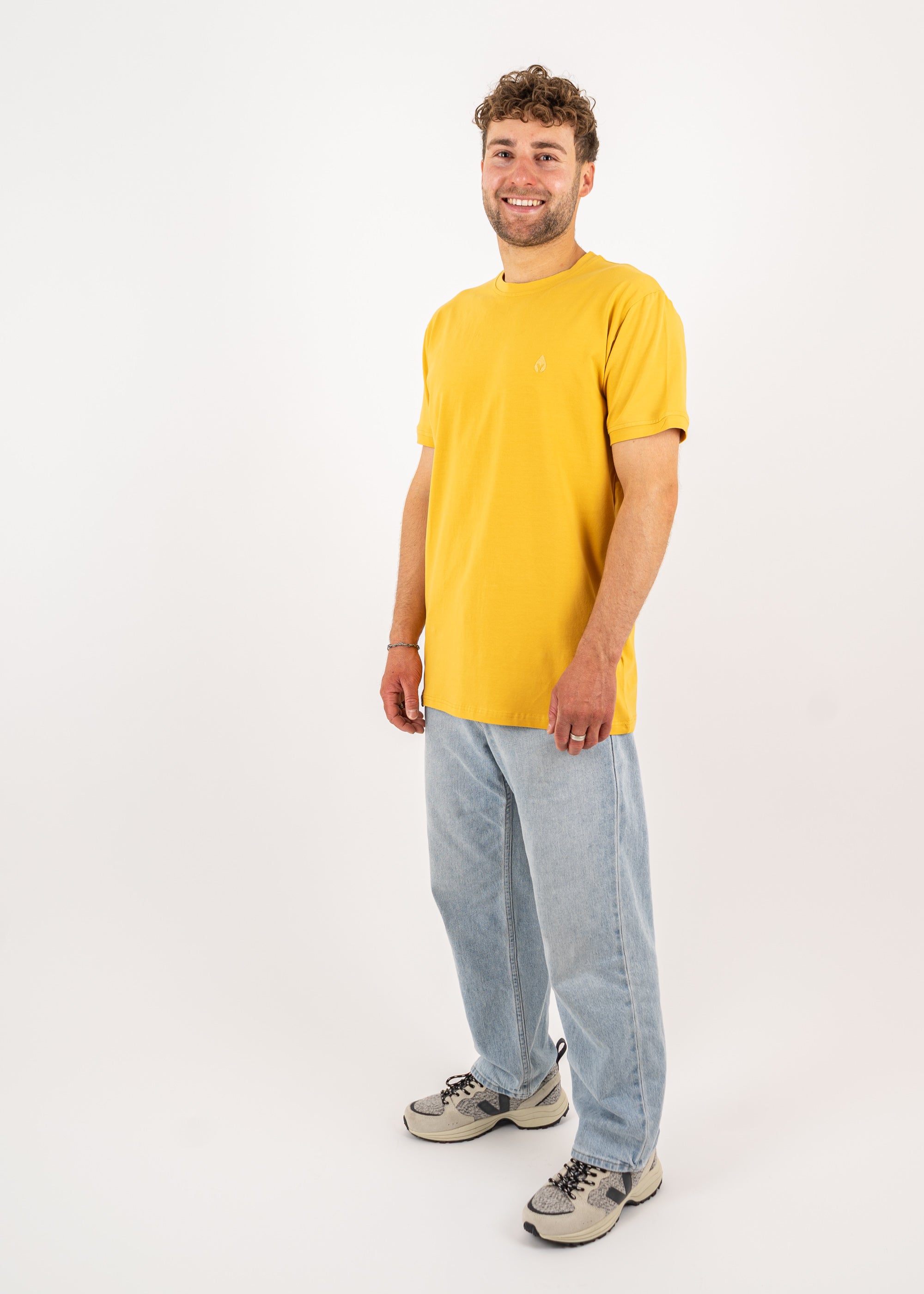 Unser Model Henry ist <strong>178 cm</strong> groß und trägt <strong>Größe L</strong>.#