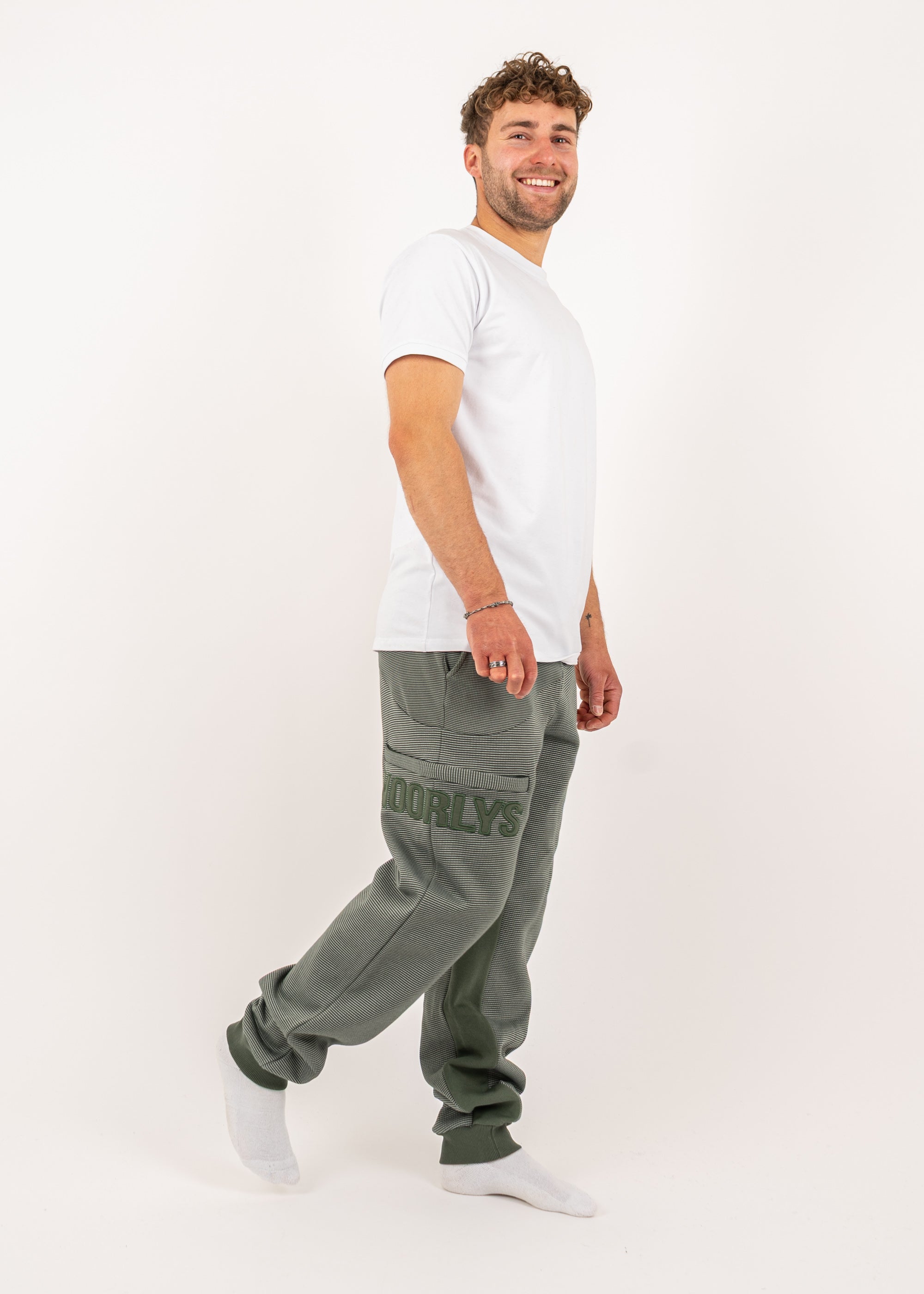 Unser Model Henry ist <strong>178 cm</strong> groß und trägt <strong>Größe L</strong>.#