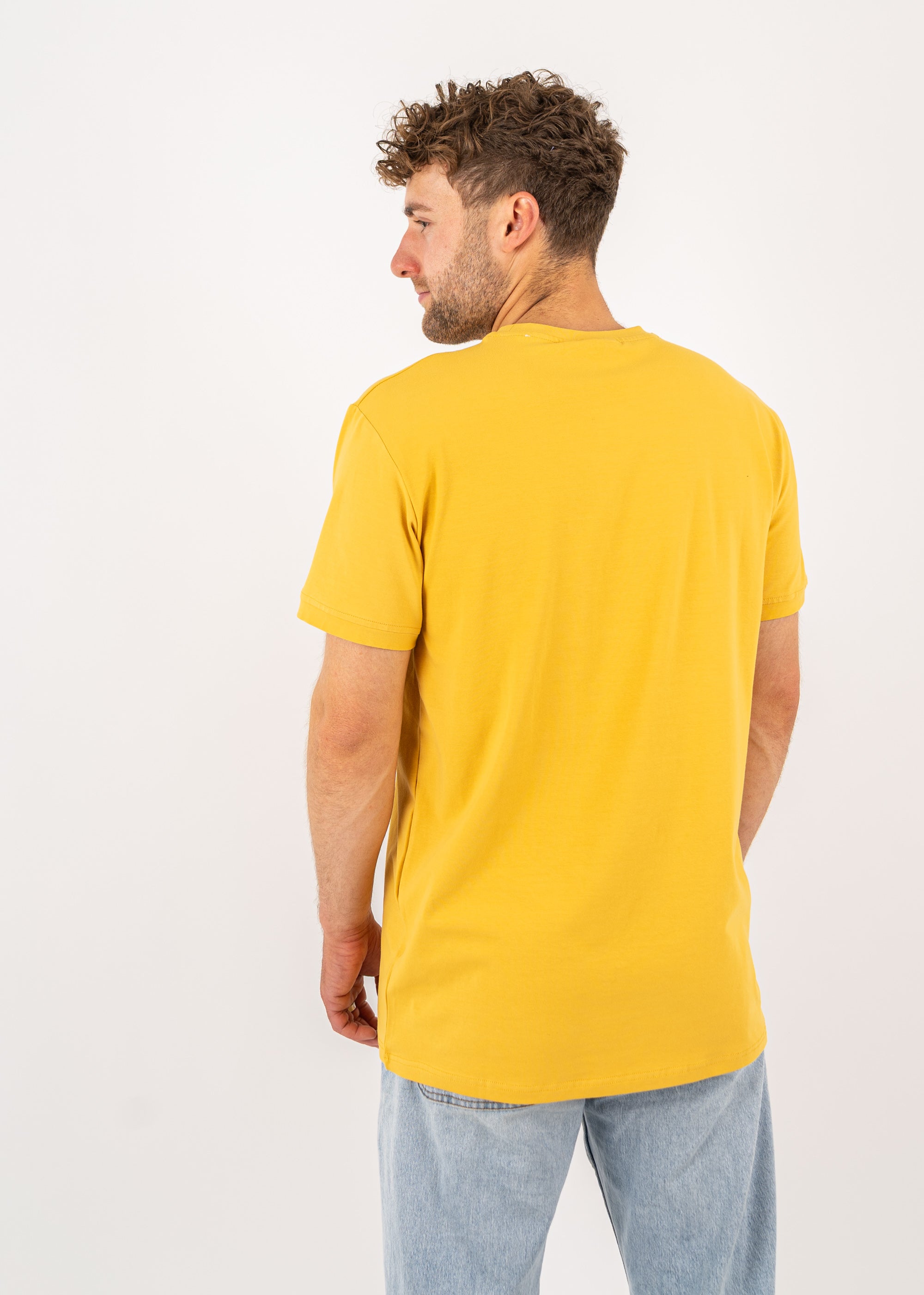 Unser Model Henry ist <strong>178 cm</strong> groß und trägt <strong>Größe L</strong>.#
