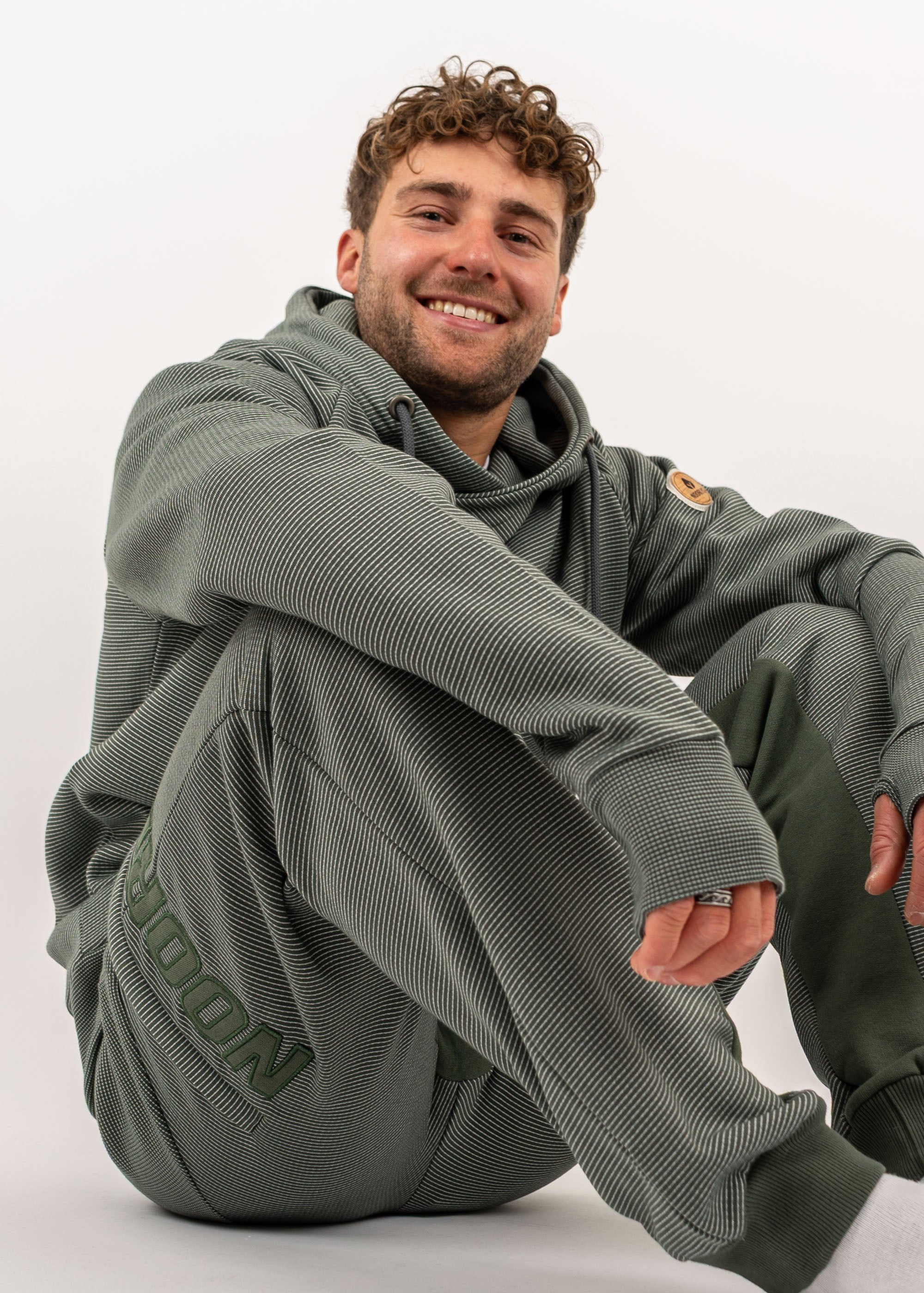 Unser Model Henry ist <strong>178 cm</strong> groß und trägt <strong>Größe L</strong>.#