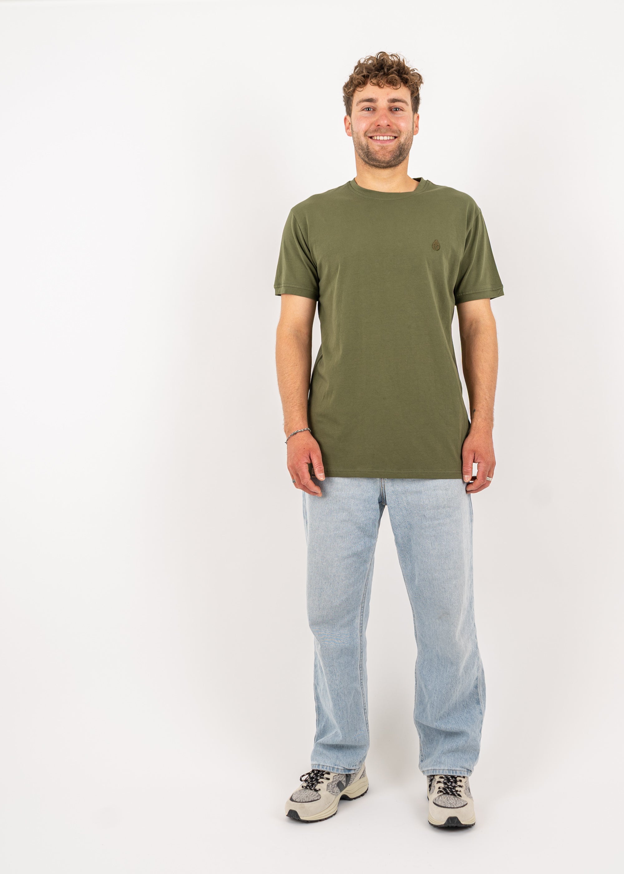 Unser Model Henry ist <strong>178 cm</strong> groß und trägt <strong>Größe L</strong>.#