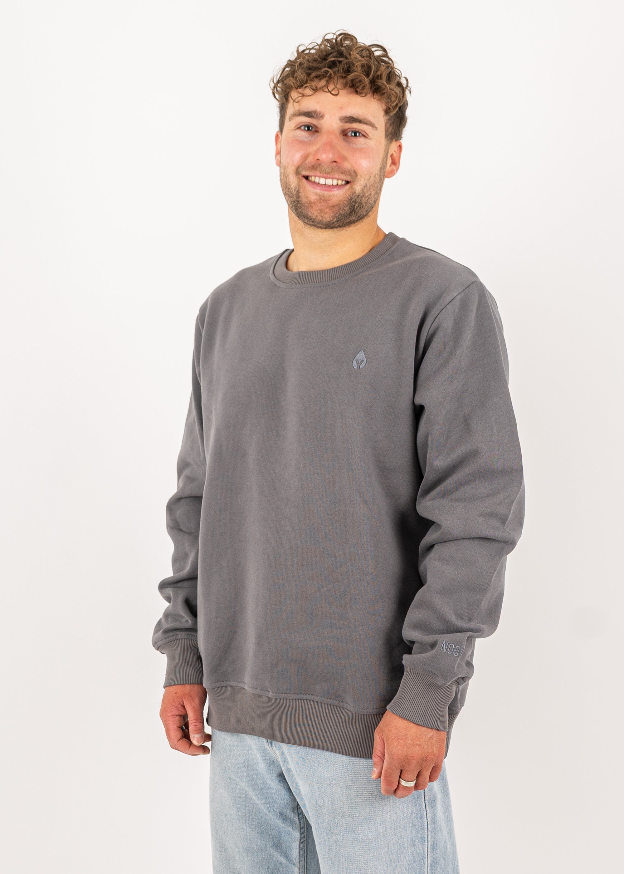 Unser Model Henry ist <strong>178 cm</strong> groß und trägt <strong>Größe L</strong>.#