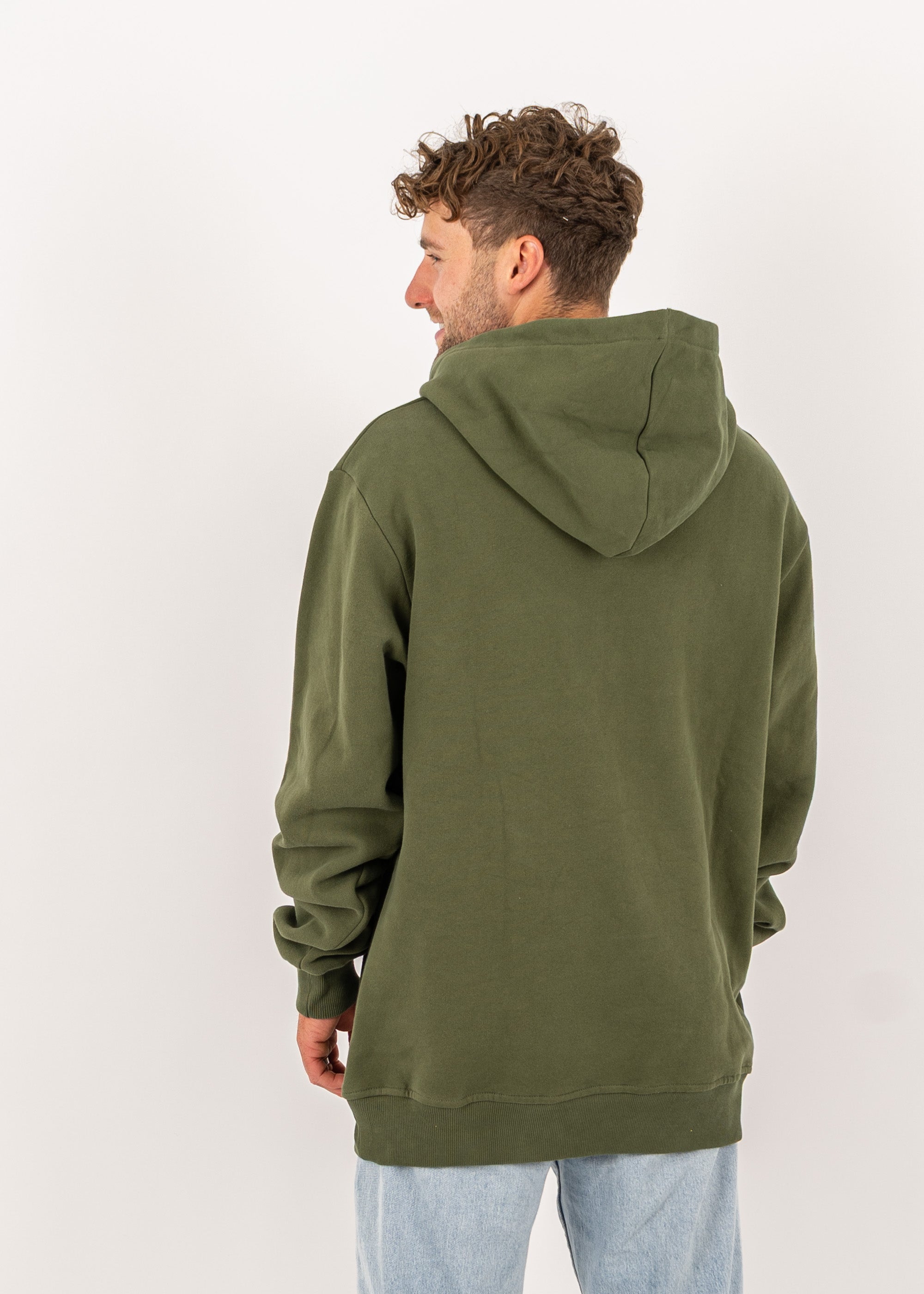 Unser Model Henry ist <strong>178 cm</strong> groß und trägt <strong>Größe L</strong>.#