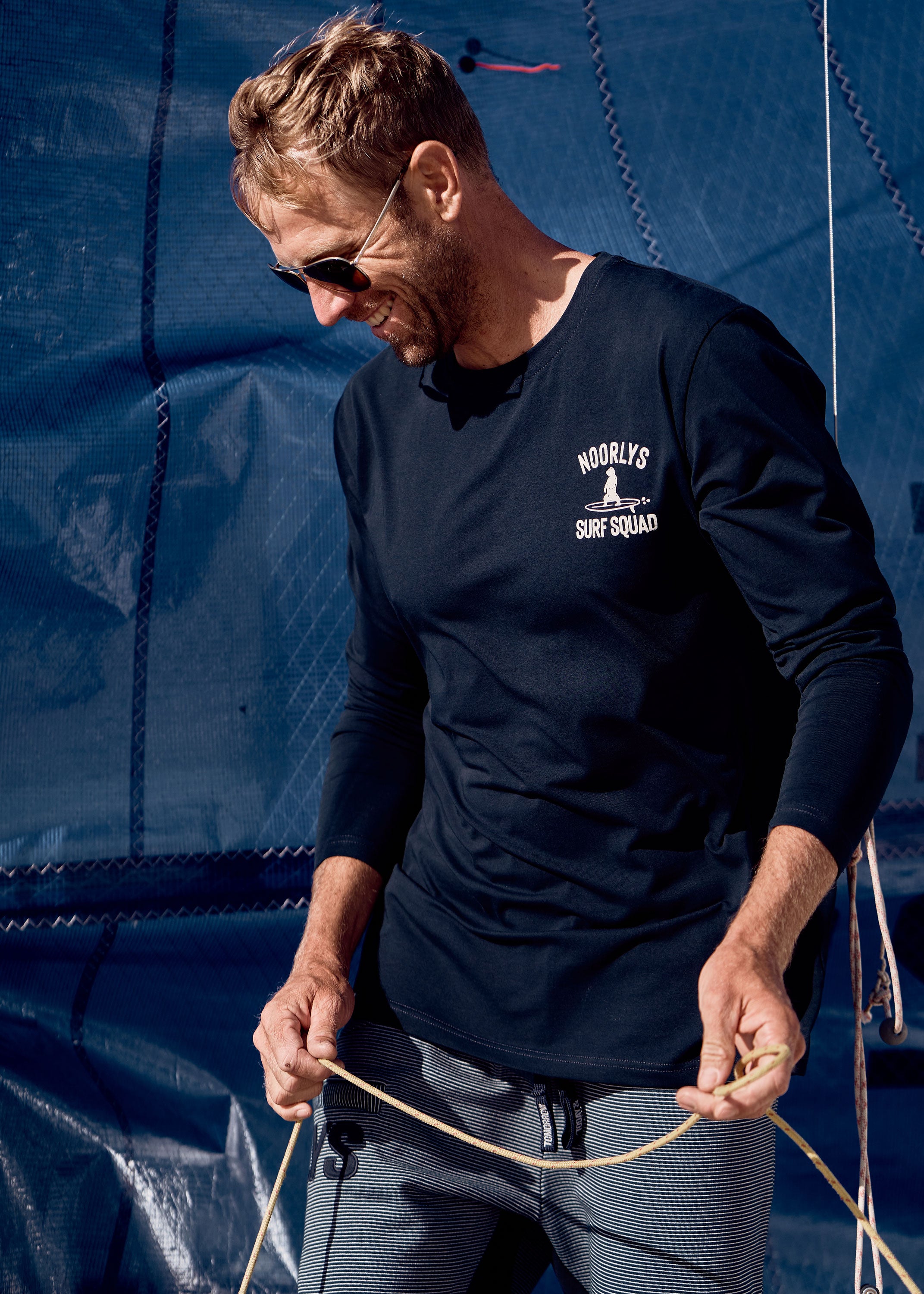 Unser Model Henning ist <strong>191 cm</strong> groß und trägt <strong>Größe L</strong>.#