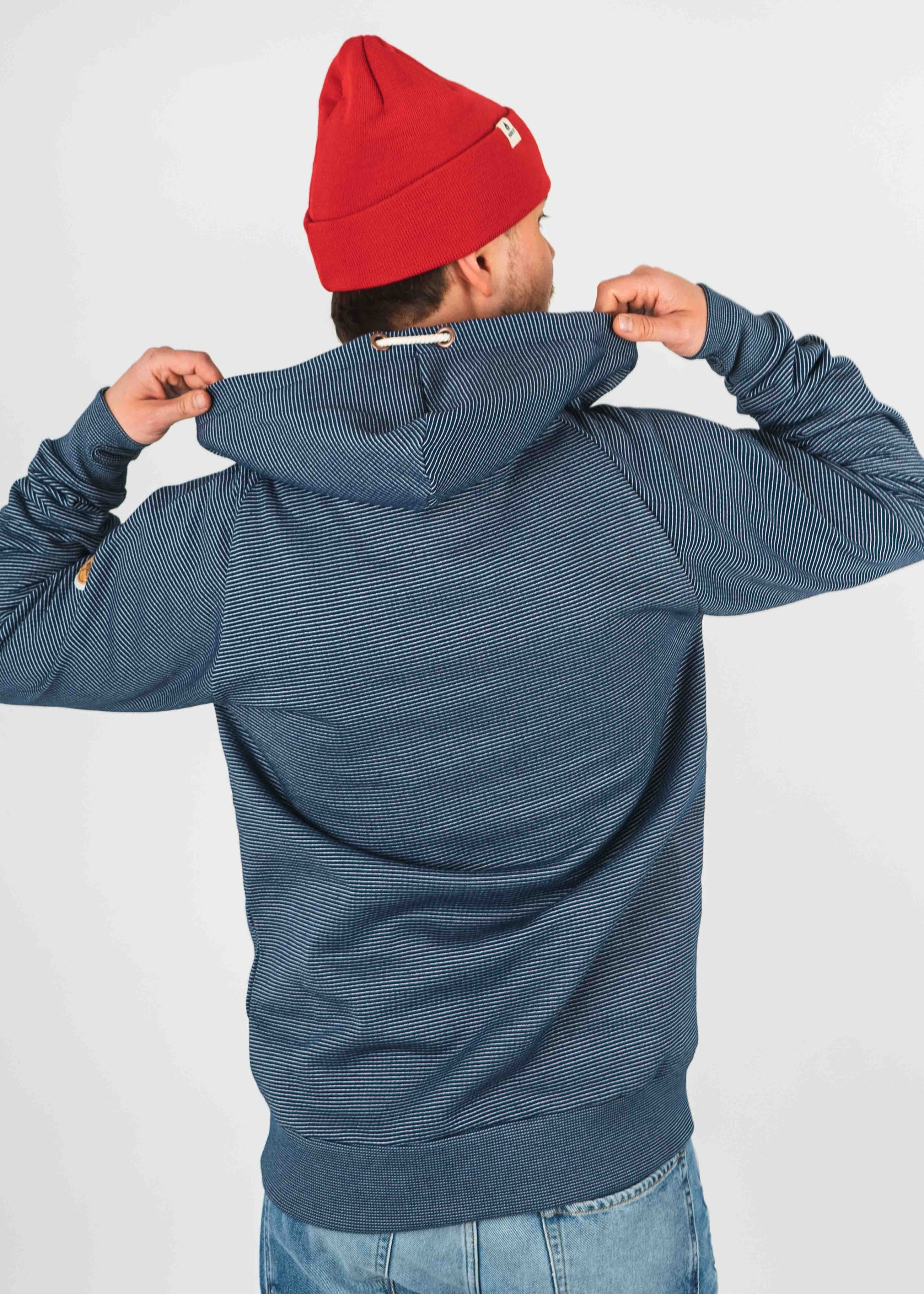 Unser Model Jonas ist <strong>184 cm</strong> groß und trägt <strong>Größe L</strong>.#