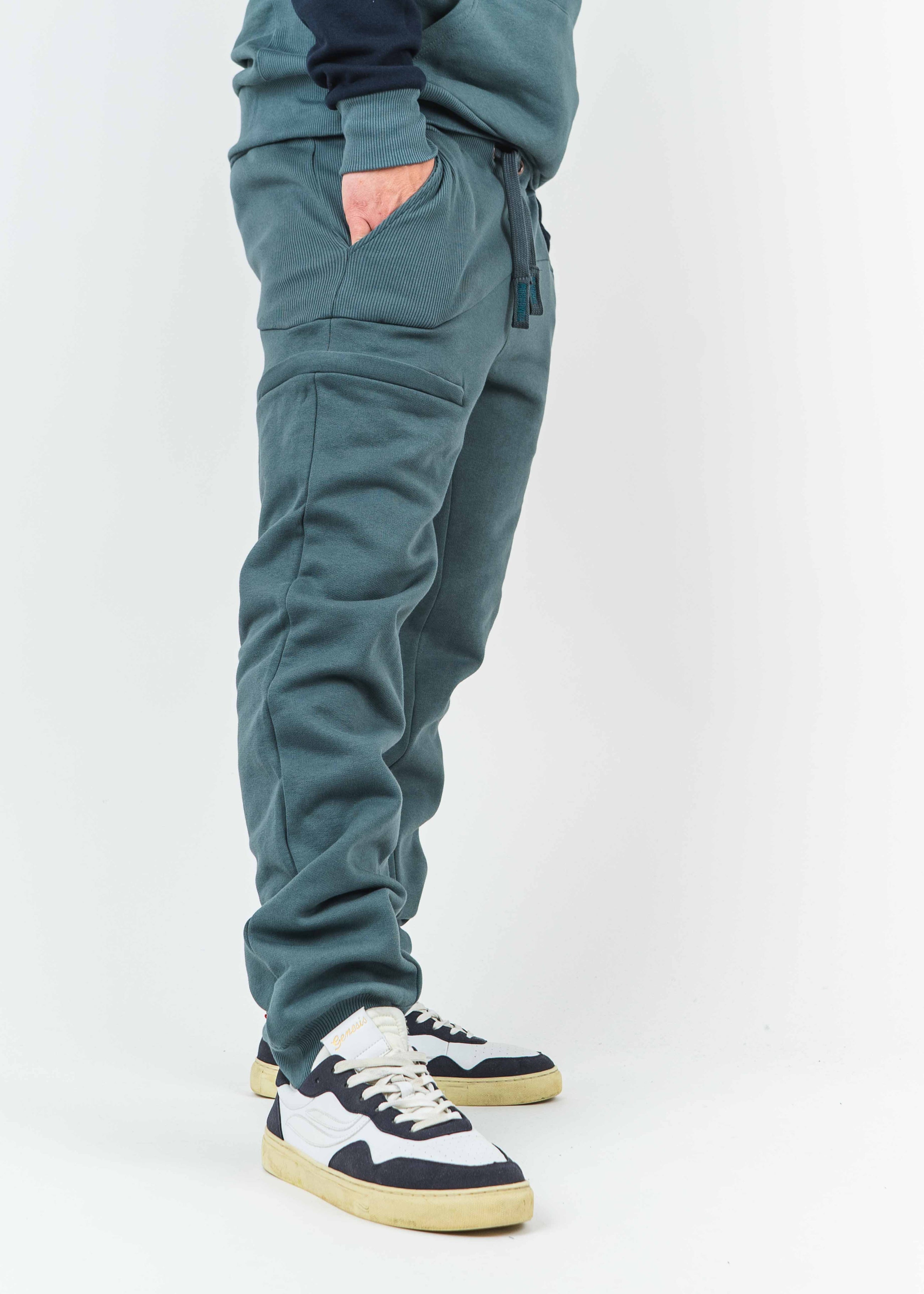 Unser Model Jonas ist <strong>184 cm</strong> groß und trägt <strong>Größe L</strong>.#