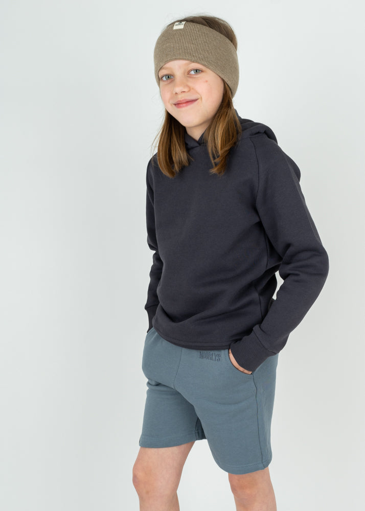 Unser Model Lulu ist <strong>136 cm</strong> groß und trägt <strong>Größe 134-140</strong>.#