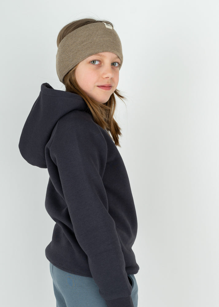 Unser Model Lulu ist <strong>136 cm</strong> groß und trägt <strong>Größe 134-140</strong>.#