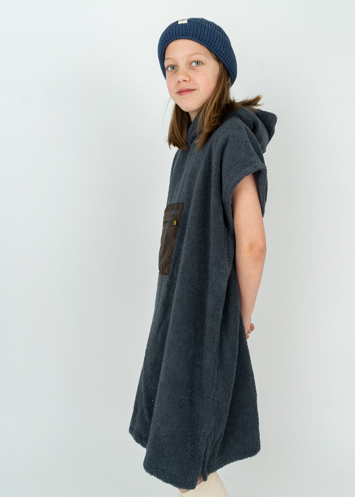Unser Model Lulu ist <strong>136 cm</strong> groß und trägt <strong>Größe 134-140</strong>.#