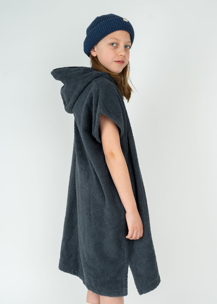 Unser Model Lulu ist <strong>136 cm</strong> groß und trägt <strong>Größe 134-140</strong>.#