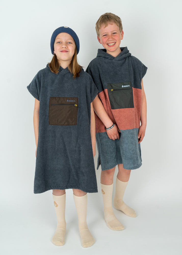 Unser Model Lulu ist <strong>136 cm</strong> groß und trägt <strong>Größe 134-140</strong>.#