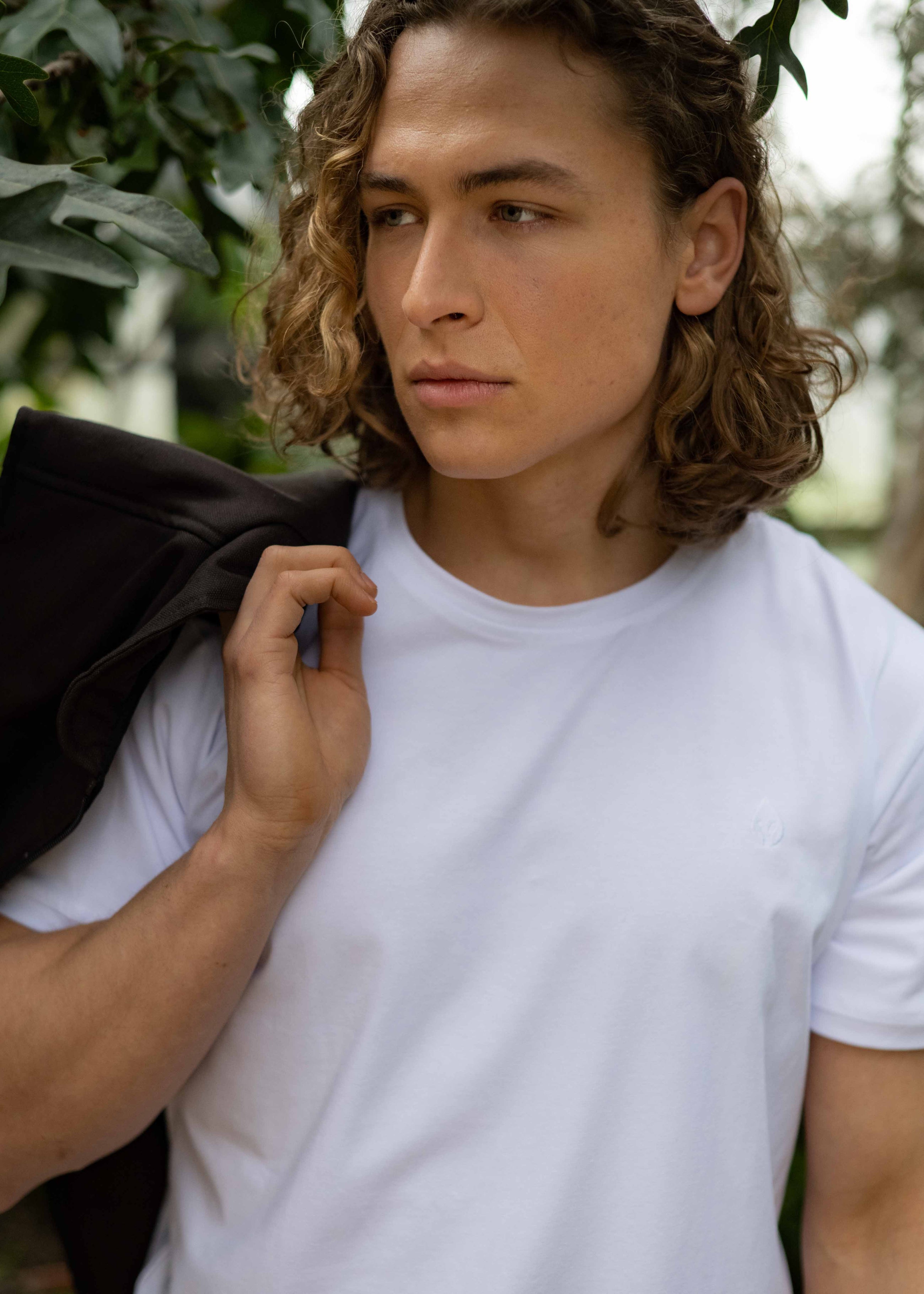 Unser Model Leander ist <strong>190 cm</strong> groß und trägt <strong>Größe L</strong>.#