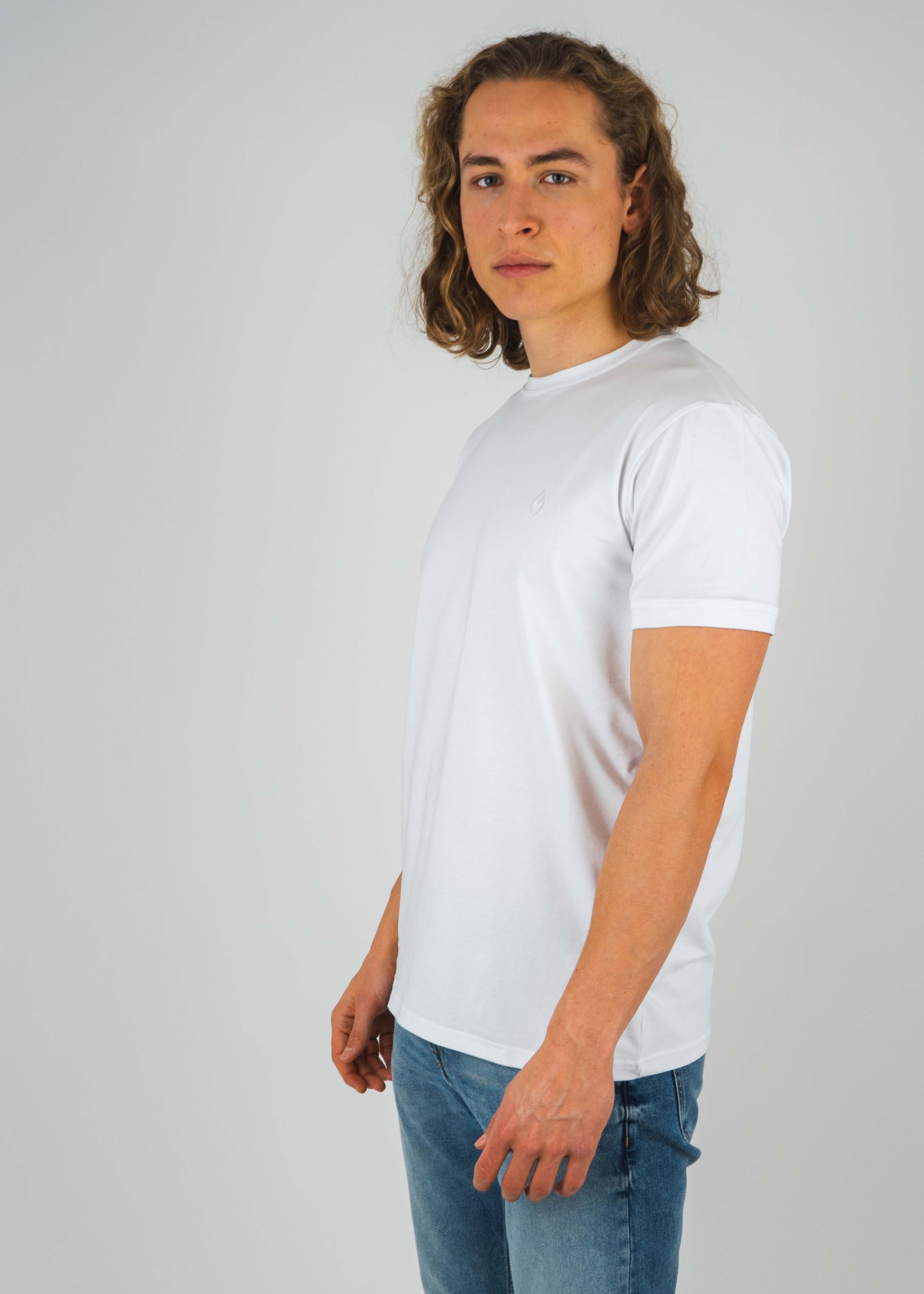Unser Model Leander ist <strong>190 cm</strong> groß und trägt <strong>Größe L</strong>.#