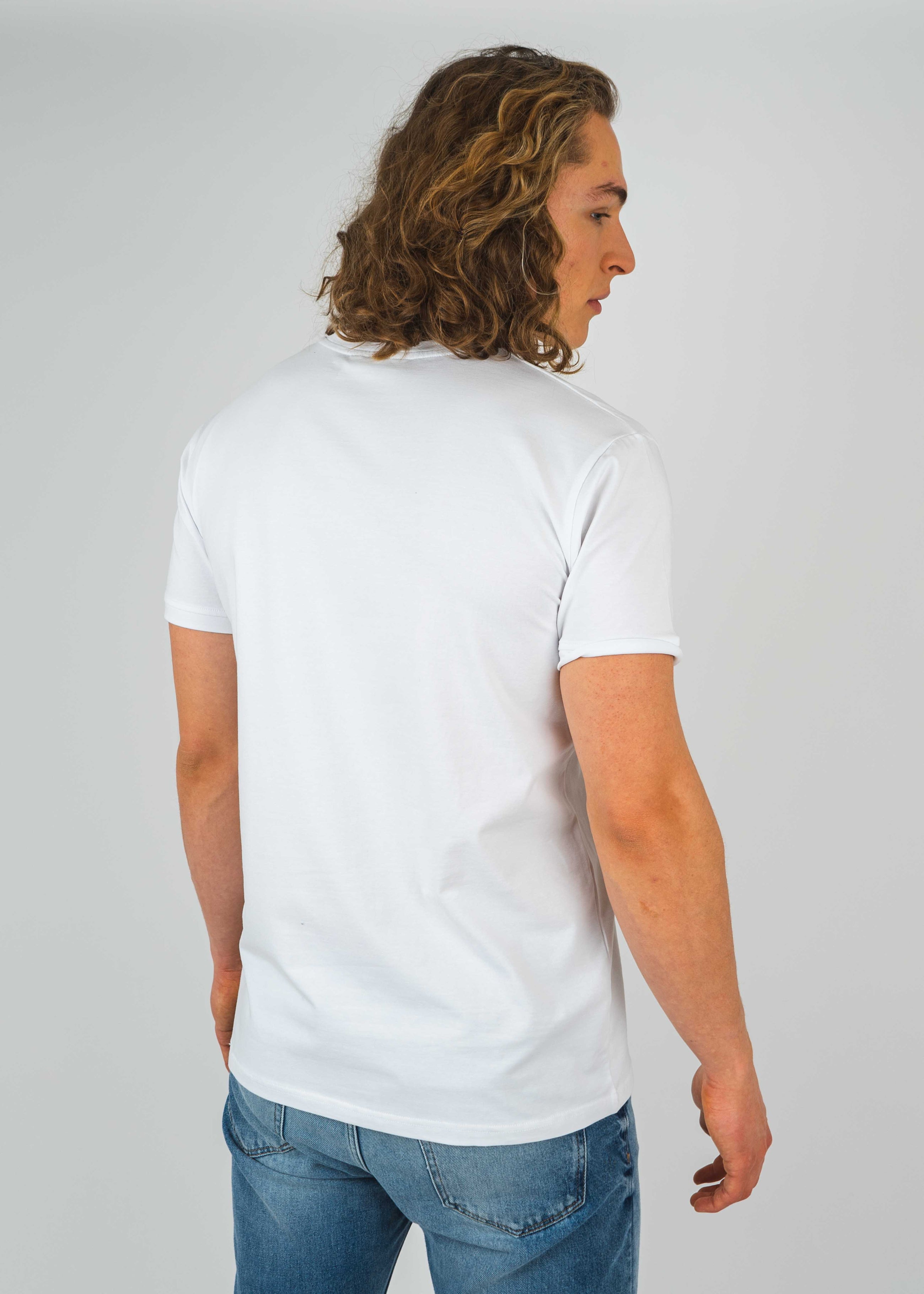 Unser Model Leander ist <strong>190 cm</strong> groß und trägt <strong>Größe L</strong>.#