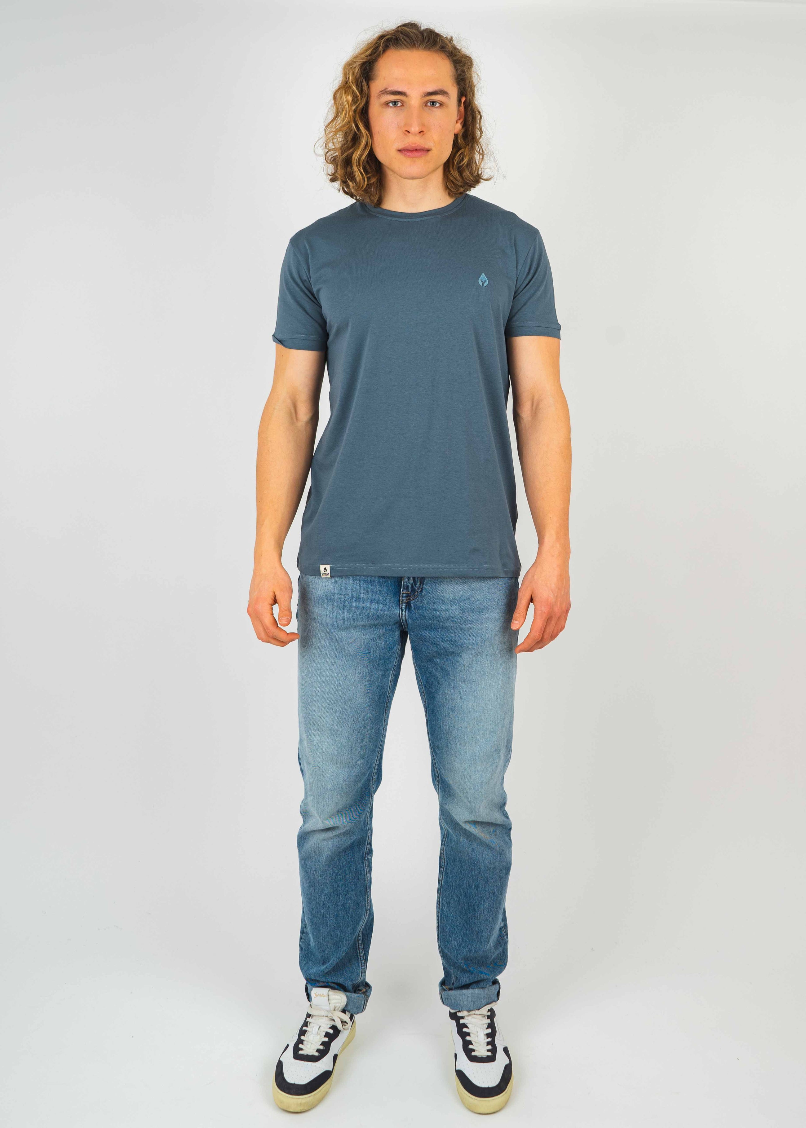 Unser Model Leander ist <strong>190 cm</strong> groß und trägt <strong>Größe L</strong>.#