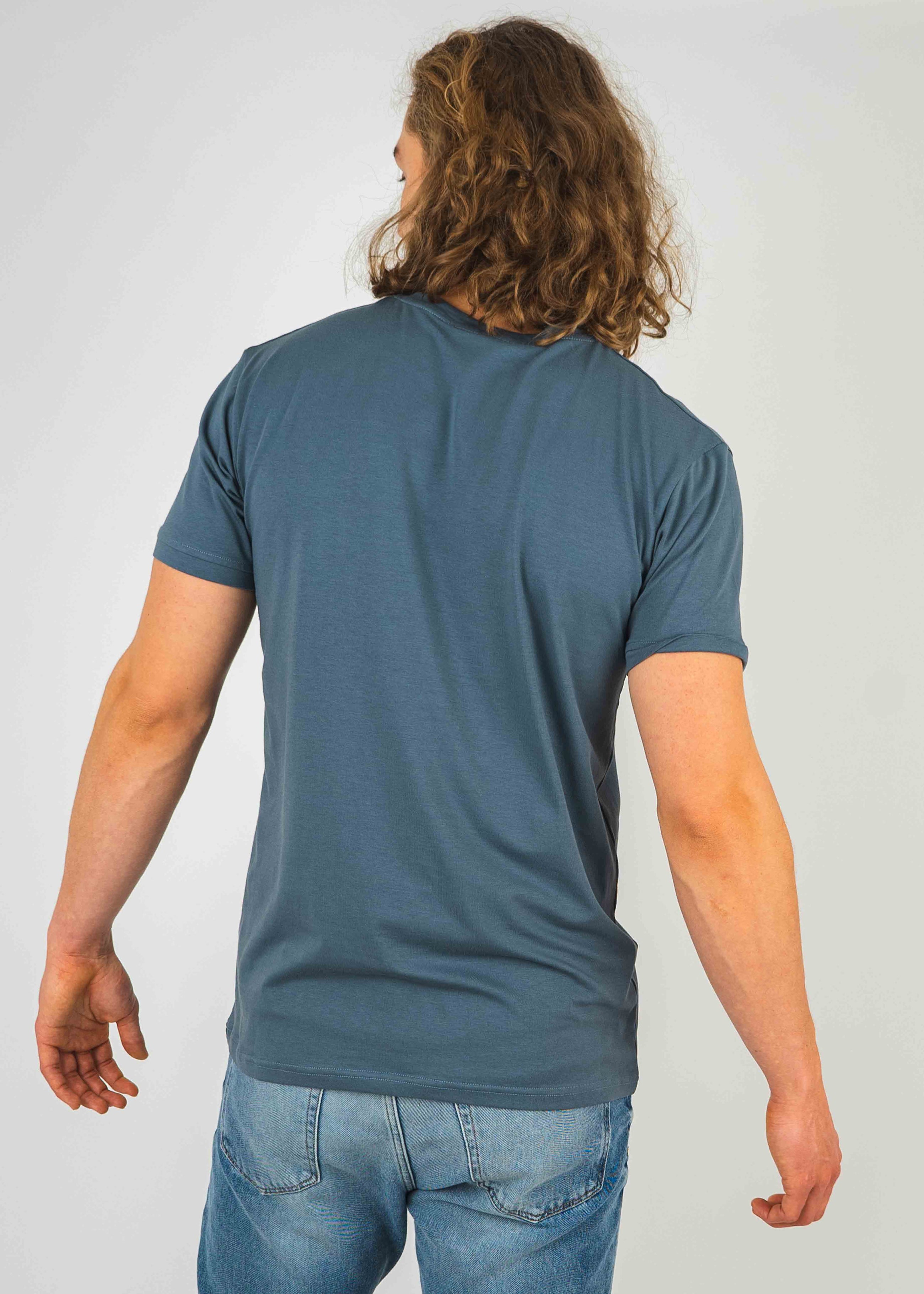 Unser Model Leander ist <strong>190 cm</strong> groß und trägt <strong>Größe L</strong>.#