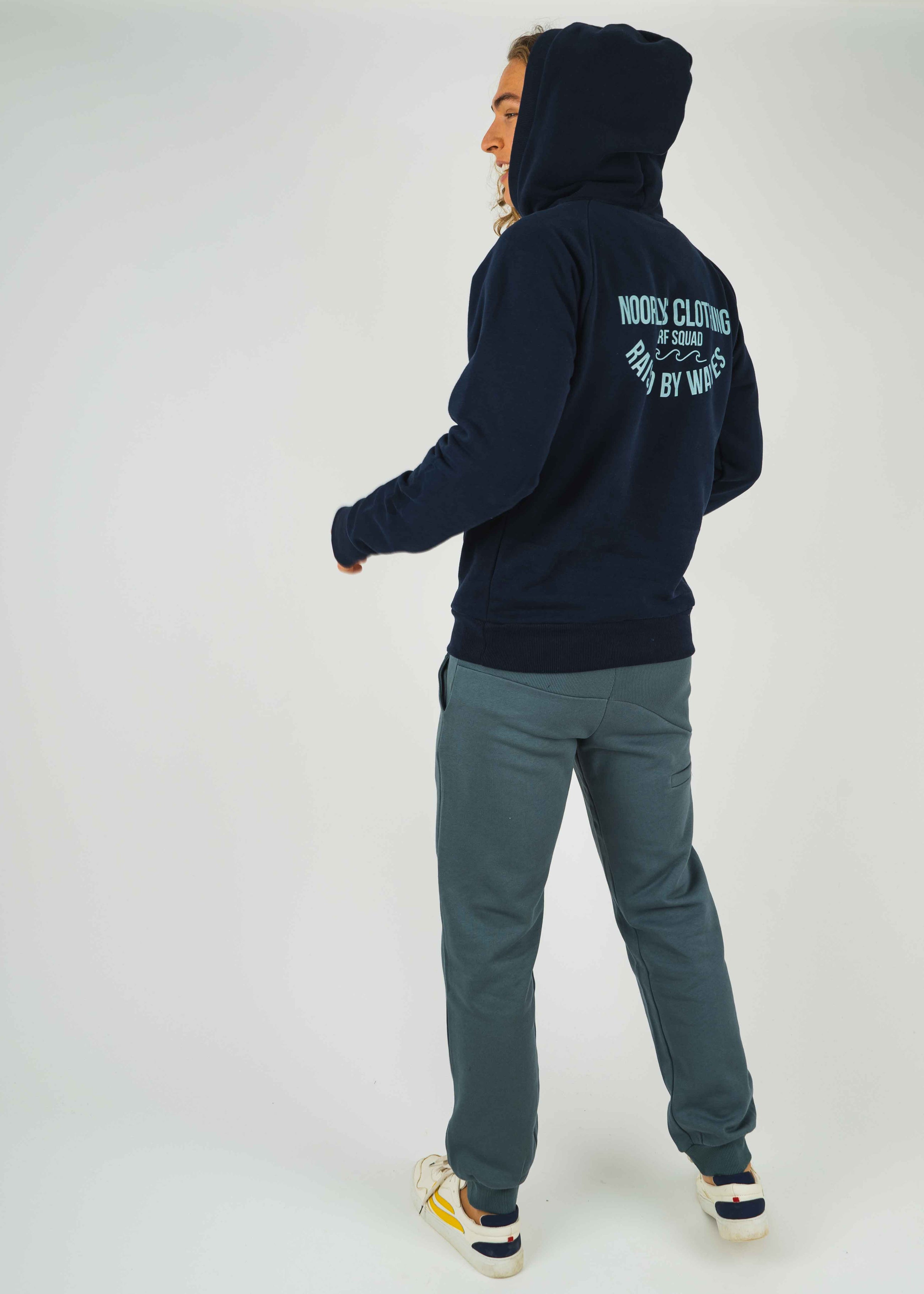 Unser Model Leander ist <strong>190 cm</strong> groß und trägt <strong>Größe L</strong>.#